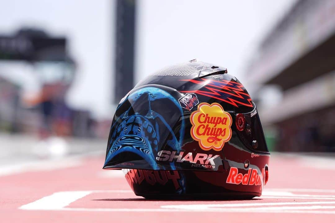 レプソル・ホンダさんのインスタグラム写真 - (レプソル・ホンダInstagram)「Bad Boy 😈 ⠀⠀⠀⠀⠀⠀⠀⠀⠀ @jorgelorenzo99 debuts his special #CatalanGP helmet」6月14日 4時28分 - hrc_motogp