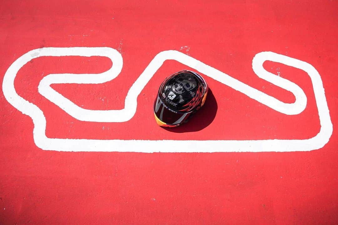 レプソル・ホンダのインスタグラム：「Bad Boy 😈 ⠀⠀⠀⠀⠀⠀⠀⠀⠀ @jorgelorenzo99 debuts his special #CatalanGP helmet」