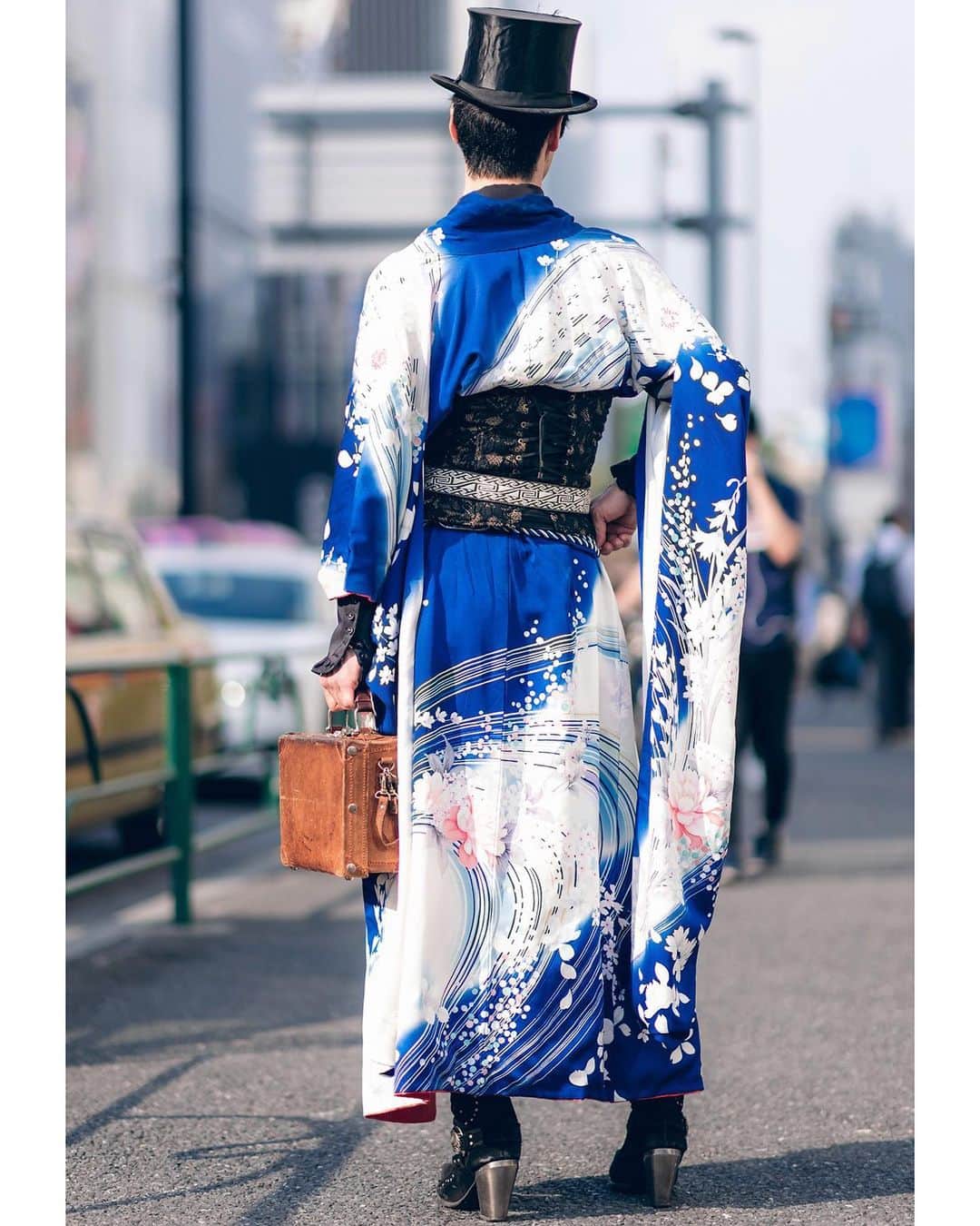 Harajuku Japanさんのインスタグラム写真 - (Harajuku JapanInstagram)「Karumu on the street in Harajuku wearing a vintage Japanese kimono with a ruffle top, lace corset, top hat, vintage briefcase, tassels belt, and @NewRock cowboy boots. Swipe left to see the amazing details of this look!」6月14日 4時30分 - tokyofashion