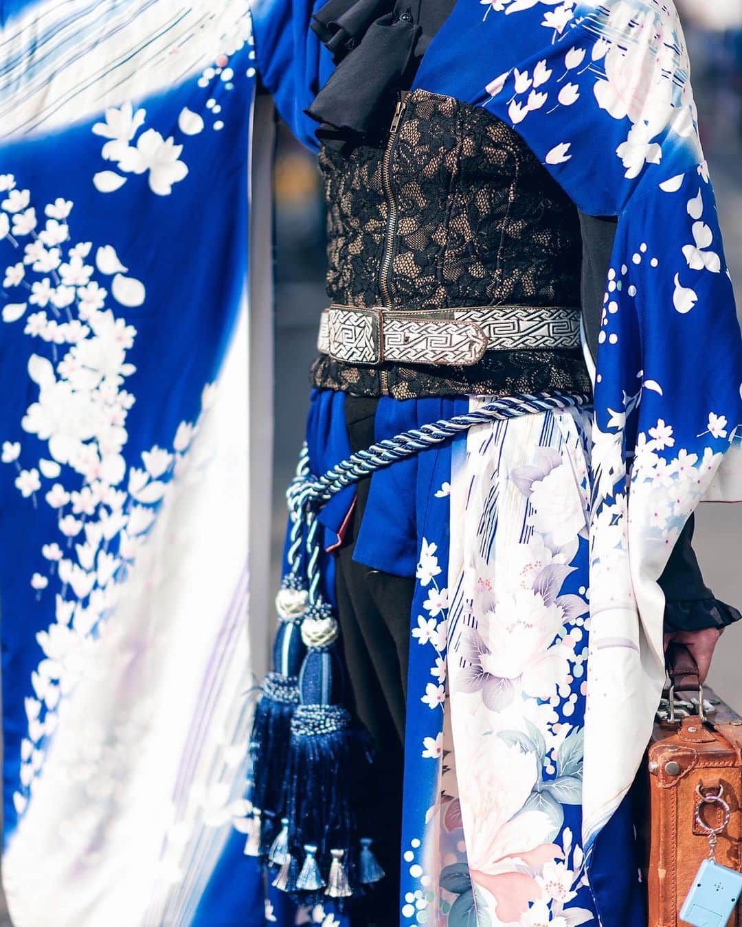 Harajuku Japanさんのインスタグラム写真 - (Harajuku JapanInstagram)「Karumu on the street in Harajuku wearing a vintage Japanese kimono with a ruffle top, lace corset, top hat, vintage briefcase, tassels belt, and @NewRock cowboy boots. Swipe left to see the amazing details of this look!」6月14日 4時30分 - tokyofashion