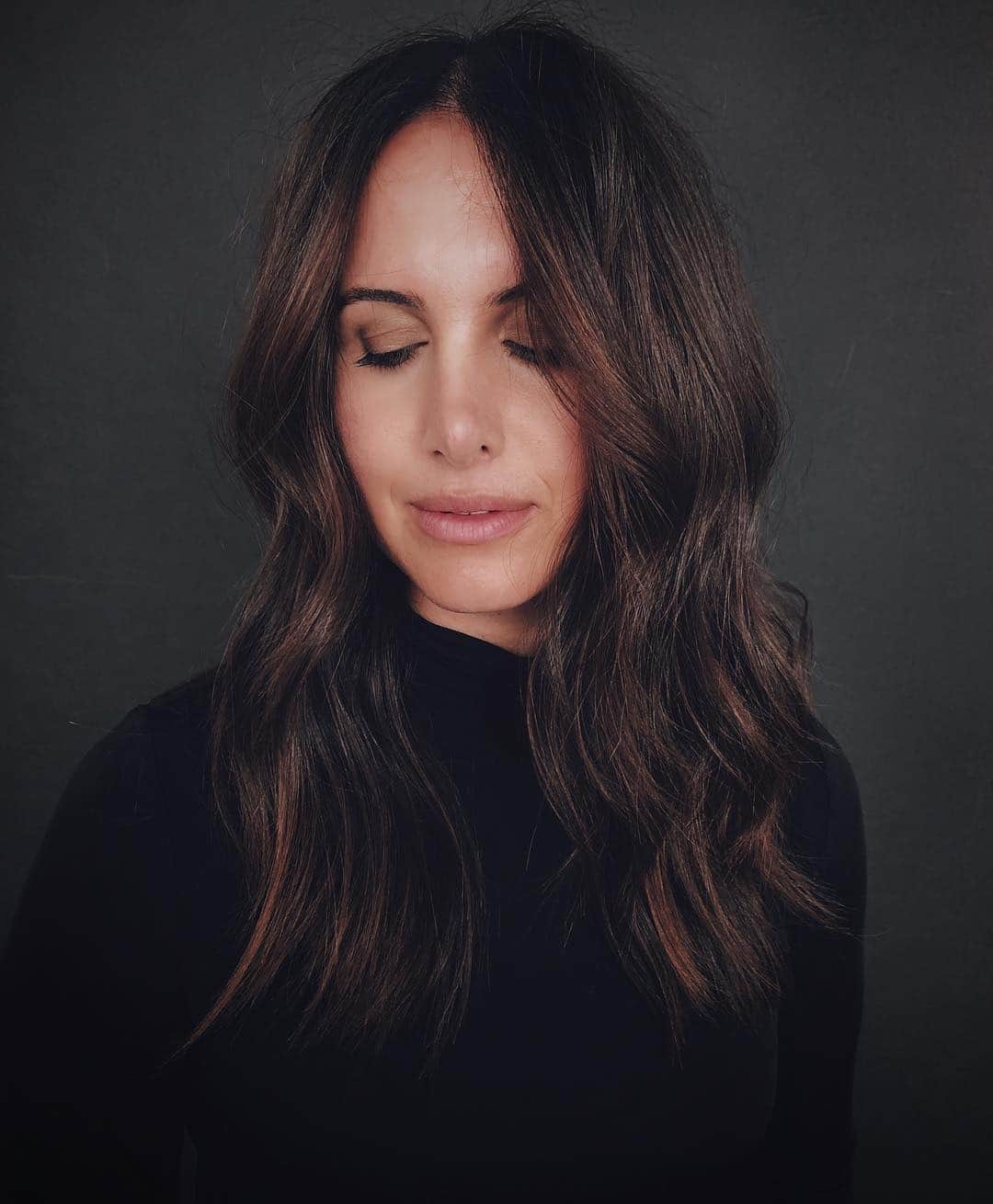 Kristin Essのインスタグラム：「Back to my brunette babes 🖤  used my 1” Curling Iron to get these 🌊 waves 🌊. I always always prep w Thickening Spray before I curl to help hold waves longer. Finished with Texture Spray on top, Beach Wave Spray from middle to ends. 👩🏻👑 @parisaschwartz」