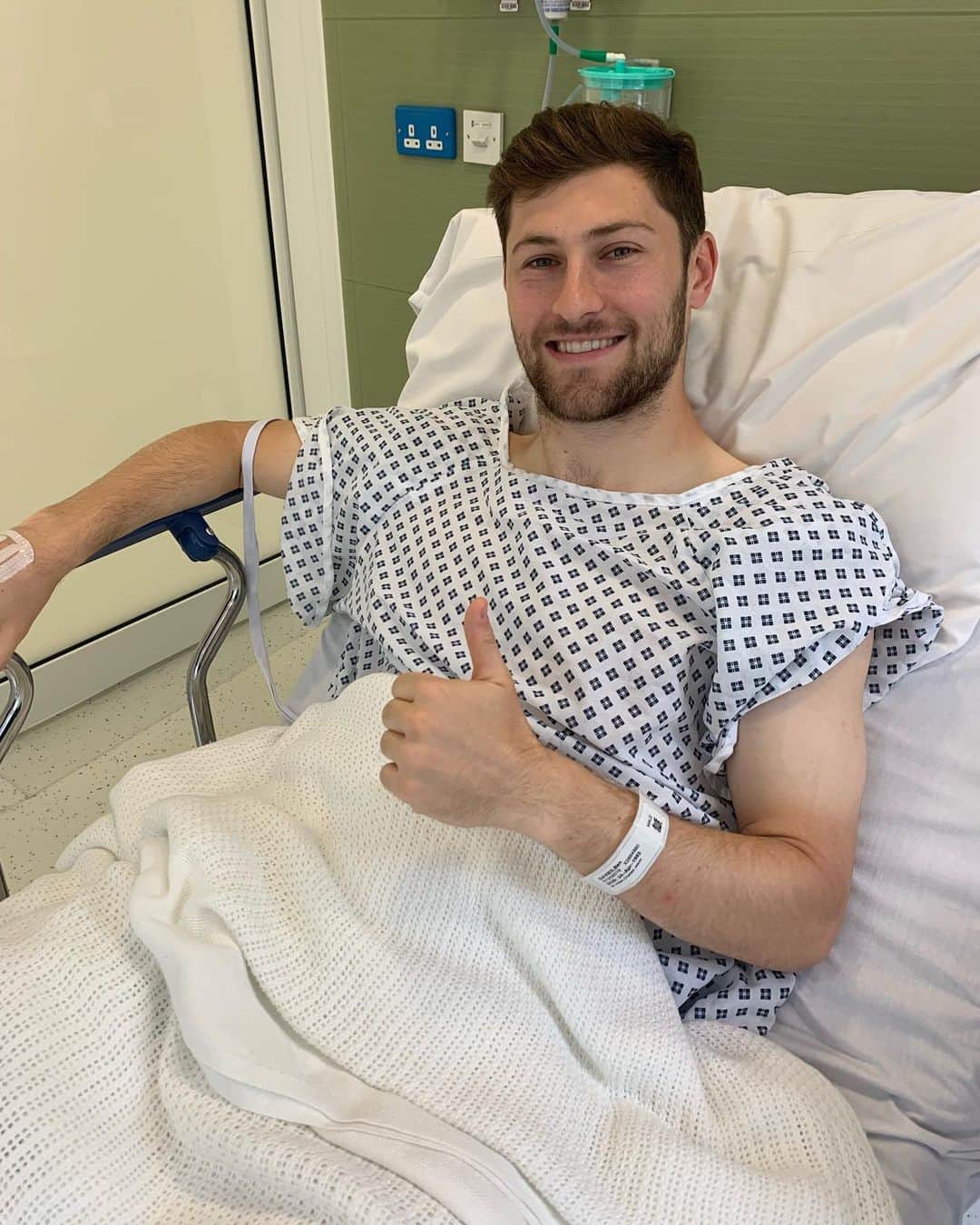 ベン・デイヴィスのインスタグラム：「Everything went well with my op! Thank you to the incredible hospital staff for making me so comfortable. Looking forward to spending the summer getting ready for the new season! Thanks for all the kind messages and support 💙」