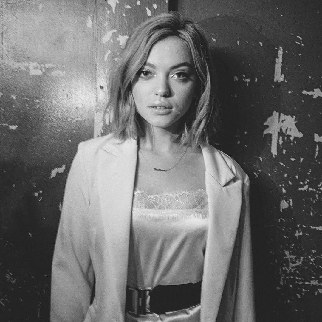 HEY VIOLETのインスタグラム：「but, for why // 📸: @elizabethamiranda」