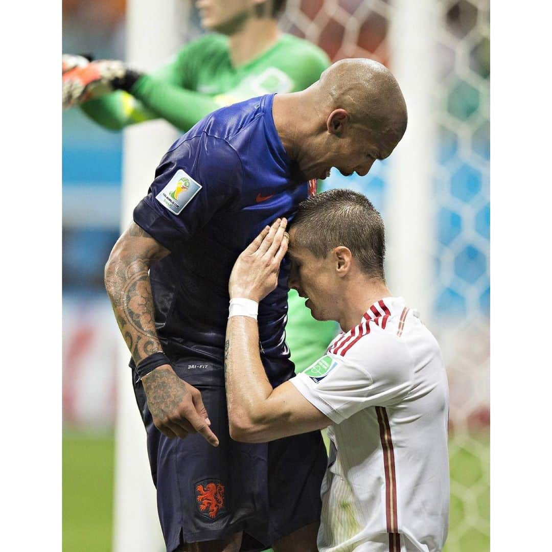 ナイジェル・デ・ヨングのインスタグラム：「5 years ago today. Time flies! -  Best caption wins! 😂  #WorldCup2014 #tbt」
