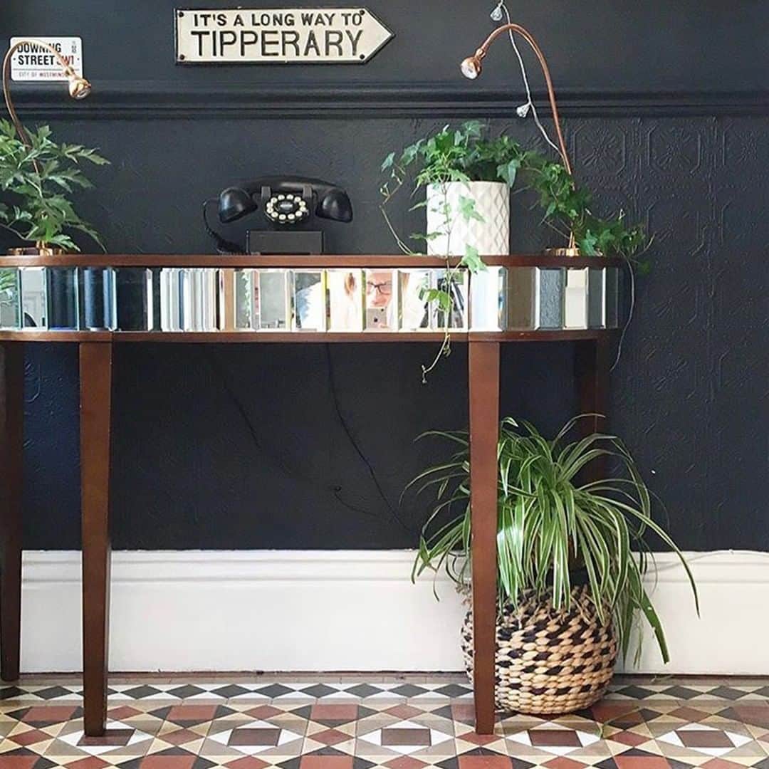 ローラアシュレイのインスタグラム：「Vintage glamour with a modern feel ✨ The Capri console table makes the perfect hallway statement  @girlfrombelfastcity @beautifulhomesinthenorth」