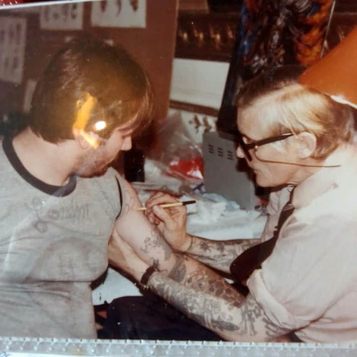 ベン・ソーンダースさんのインスタグラム写真 - (ベン・ソーンダースInstagram)「my dad getting Tattooed by Ron Ackers #freehand #legend thanx uncle @tattooderek91 for this picture #tattoohistory」6月14日 4時44分 - bensaundersmusic