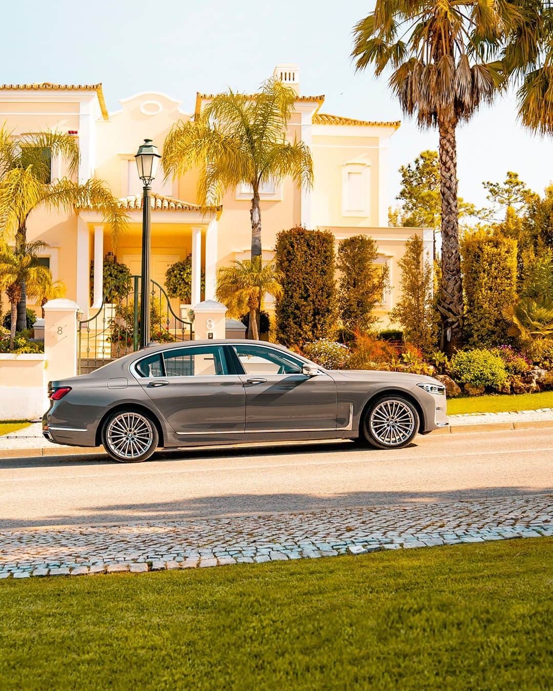 BMWのインスタグラム：「Feel the impulse of a modern high life. The new BMW 7 Series Sedan. #THE7 #BMW #7Series #Sedan #automotivedesign #aesthetic #design #luxury #style #luxurytravel」