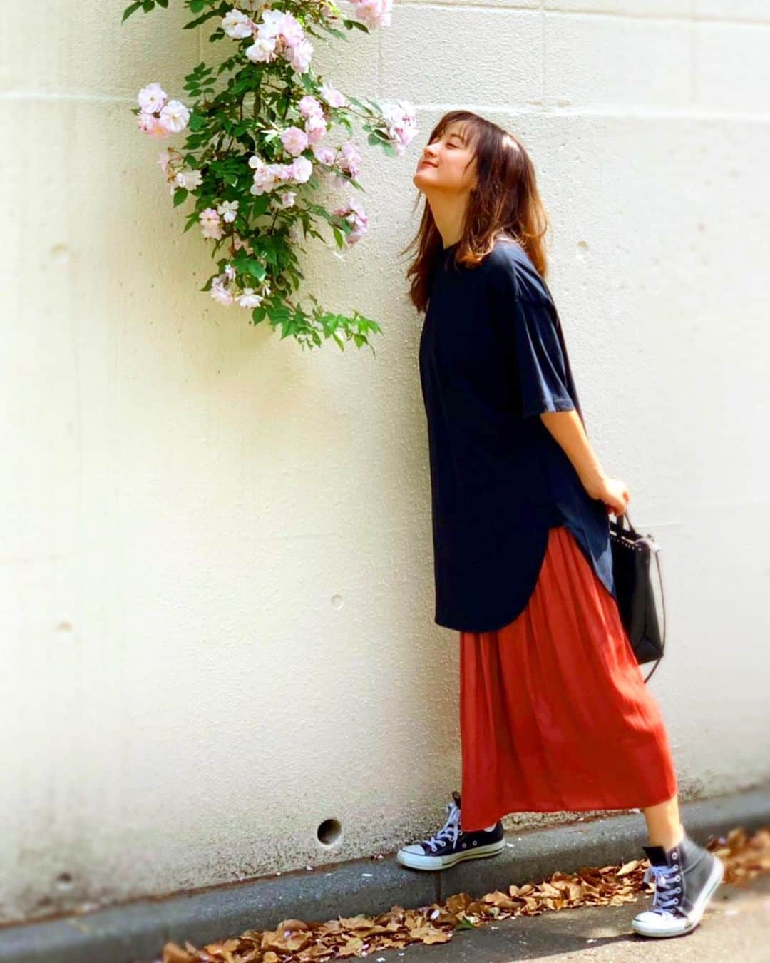 小松彩夏さんのインスタグラム写真 - (小松彩夏Instagram)「﻿ デジタル写真集『KOMAPHOTO【fantasy】』のオフショット★﻿ ﻿ 写真集の中にもでてくる、この何気ないところで撮ったカットが好き。﻿ ﻿ これも私服だよん。﻿ ﻿ UNIQLOのギャザースカートが﻿ 軽くて快適すぎて最近のお気に入りです♡﻿ ﻿ #Tshirt #JEANASIS﻿ #skirt #UNIQLO﻿ #shoes #converse﻿ ﻿ #久しぶり #グラビア #復帰 #ドキドキ #写真集 #KOMAPHOTO #fantasy #発売 #週プレ #プレイボーイ #みてね #私服 #ユニクロ #ギャザースカート #ギャザーロングスカート ﻿#ユニジョ #ユニジョコーデ ﻿﻿ ﻿」6月14日 10時32分 - official_ayaka_502
