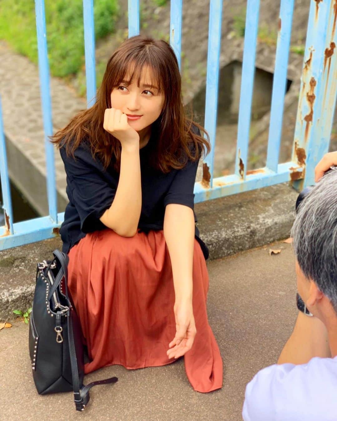 小松彩夏さんのインスタグラム写真 - (小松彩夏Instagram)「﻿ デジタル写真集『KOMAPHOTO【fantasy】』のオフショット★﻿ ﻿ 写真集の中にもでてくる、この何気ないところで撮ったカットが好き。﻿ ﻿ これも私服だよん。﻿ ﻿ UNIQLOのギャザースカートが﻿ 軽くて快適すぎて最近のお気に入りです♡﻿ ﻿ #Tshirt #JEANASIS﻿ #skirt #UNIQLO﻿ #shoes #converse﻿ ﻿ #久しぶり #グラビア #復帰 #ドキドキ #写真集 #KOMAPHOTO #fantasy #発売 #週プレ #プレイボーイ #みてね #私服 #ユニクロ #ギャザースカート #ギャザーロングスカート ﻿#ユニジョ #ユニジョコーデ ﻿﻿ ﻿」6月14日 10時32分 - official_ayaka_502