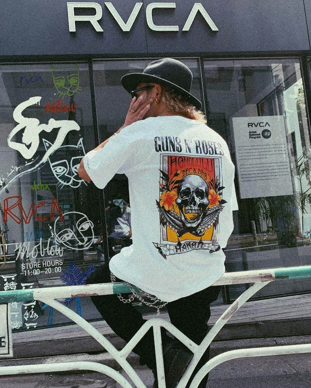 鈴木大二朗さんのインスタグラム写真 - (鈴木大二朗Instagram)「いつもお世話になってる @rvca の Tシャツ💀🌴🌺 OCEAN  TOKYO本店の隣にあるからお店に来た際に是非👶🏾👏🏾 #oceantokyo#美容師#メンズカット #美容師コーデ」6月14日 10時32分 - daijiro.s