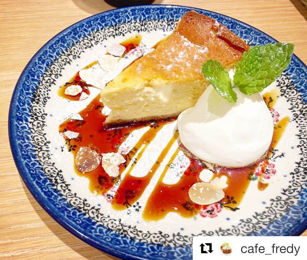 NOLLEY'S ノーリーズさんのインスタグラム写真 - (NOLLEY'S ノーリーズInstagram)「@cafe_fredy ・・・ 銀座店、港北店で 大人気の自家製バナナチーズケーキ。 . 濃厚でボリューミーなケーキなのでしっかりと甘いものが食べたい！と、そんな時は是非温かいコーヒーやフレーツティーとご一緒にお楽しみください。 . また、食後に少しだけお召し上がりになりたい時には ハーフサイズ単品やお好きなケーキがチョイス出来るミニスイーツ盛り合わせプレートのご用意もございますので是非ご利用くださいませ。 . 本日も皆様のご来店をお待ちしております！ . . #cafefredy #カフェフレディ#ノーリーズ #fredyandgloster #nolleys#銀座#銀座カフェ#並木通り #モザイクモール港北  #港北 #フレンチトースト #カフェスイーツ #カフェ #横浜カフェ #横浜 #スイーツ #カフェごはん #カフェランチ  #カフェスタグラム #カフェ好き #カフェ活 #カフェ部 #ベッカライ徳多朗  #徳多朗 #新メニュー #チーズ #チーズケーキ #バナナチーズケーキ #バナナ」6月14日 10時30分 - nolleys_official