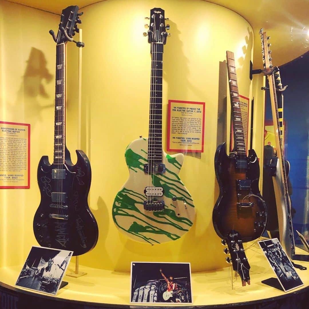 ピアス・ザ・ヴェイルのインスタグラム：「@piercethevic ‘s ‘Slimer’ guitar is hanging in the Rock N’ Roll Hall Of Fame!! Tag us if you go and see it!! 🤘😝🤘 Photo: @leeniebo_beenie」