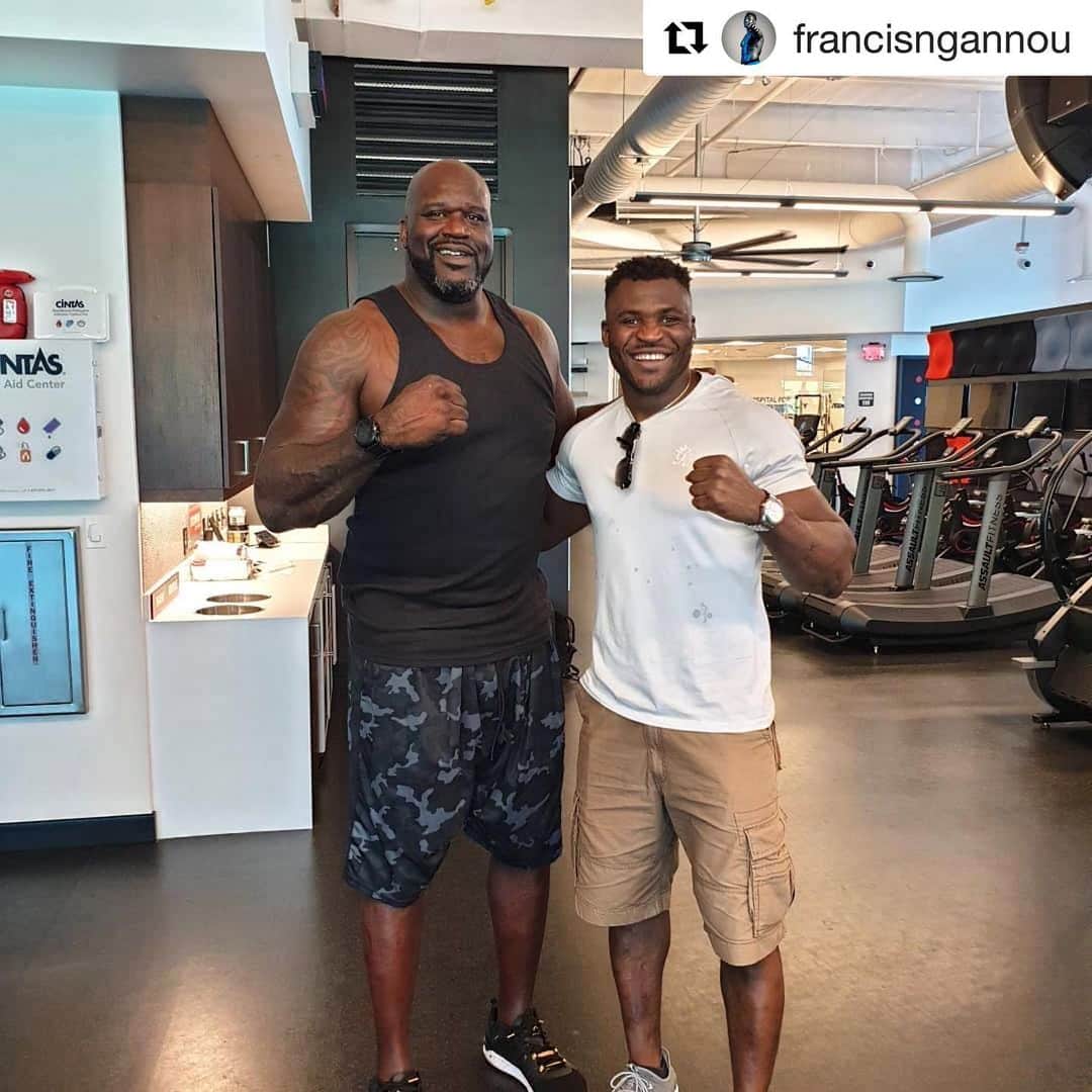 UFCさんのインスタグラム写真 - (UFCInstagram)「Reminder: Ngannou is 6’4” 250lbs 😳 #Repost @FrancisNgannou  Walking in the @ufcpi and ran into a monster and almost ran away, then I realized it was @shaq. I think this is the very first time that somebody has made me look so little.」6月14日 5時10分 - ufc