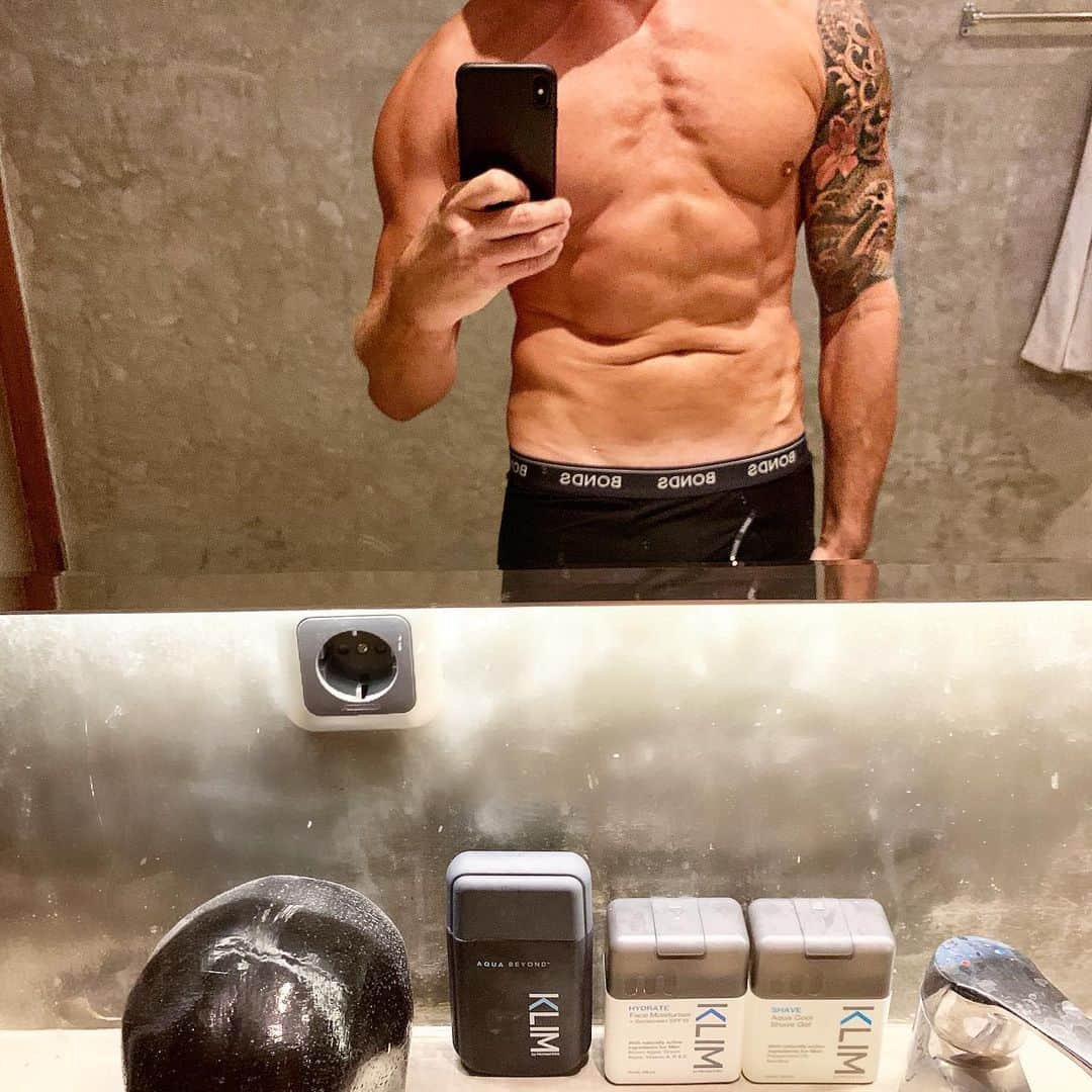 マイケル・クリムさんのインスタグラム写真 - (マイケル・クリムInstagram)「Hanging in there... note my simple @klimbymichaelklim #skinfitness routine shave with the Aqua Cool Shave Gel, nourish with Moisturiser+SPF15 and top it off with my original #Klim Aqua Beyond fragrance! All available at @chemistwarehouseaus nationwide!!! @wellnessaustralia @milkandco」6月14日 5時21分 - michaelklim1