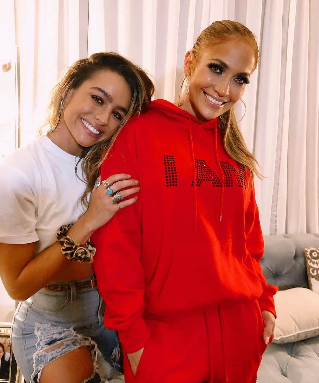 Sommer Rayさんのインスタグラム写真 - (Sommer RayInstagram)「the one & onlyyyy @jlo 😻💛 you blow my mind 🤯 such an amazing, sweet, gorgeous, inspriring & hardworking woman. thank you for being an incredible role model & motivating me every day 😩🔥 #itsmypartytour」6月14日 5時28分 - sommerray