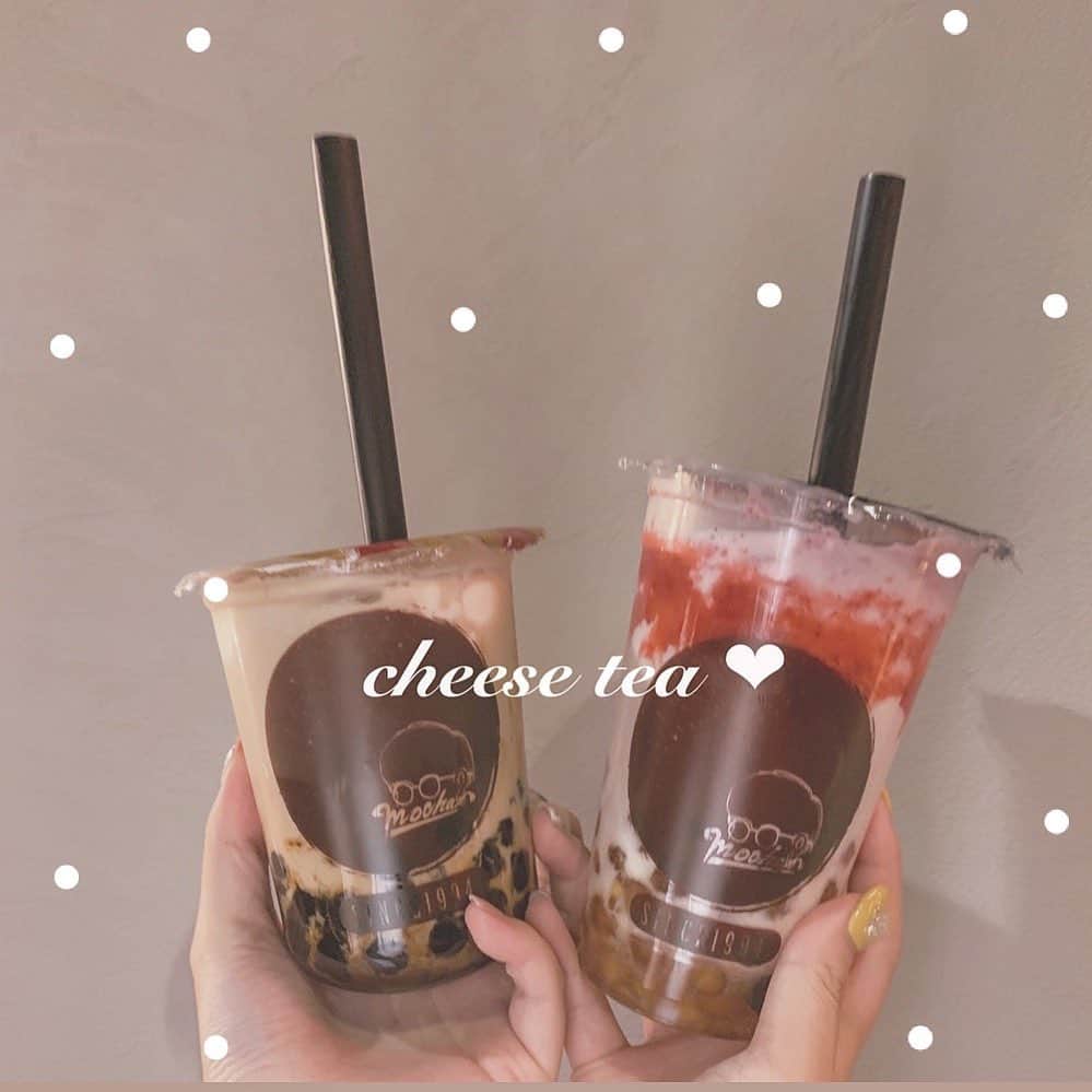 のインスタグラム：「.*⑅︎୨୧┈︎┈︎┈︎┈︎┈︎┈︎┈┈︎┈︎┈︎┈︎┈︎୨୧⑅︎* .  推し👑 📍東京 新宿 mocha ㅤㅤㅤ 左 和紅茶ラテ 黒糖タピ チーズ 右 いちごみるく タピ ㅤㅤ 毎日と言っても過言でではないほどハマってるタピオカ屋さん❤︎ 通常タピはオレンジで半透明でこちらも美味しい〜！黒糖はいつも熱々で柔らかい❤︎ チーズも紅茶の味も好き！テレビ出てから人気すぎていつ行っても並んでます😭 夜20時〜タピ無料で2倍になりますが、普通の量が美味しいと最近気づいた୨୧ .*⑅︎୨୧┈︎┈︎┈︎┈︎┈︎┈︎┈┈︎┈︎┈︎┈︎┈︎୨୧⑅︎* .  #新宿カフェ#新宿5丁目#新宿五丁目カフェ#西新宿カフェ#タピオカ#tapioka#珍珠奶茶#珍珠#黒糖タピオカ#タピオカ部#タピオカ専門店#インスタ映えスイーツ#フォトジェニックスイーツ#チーズティー#まありんカフェ巡り#タピオカ推し店舗」