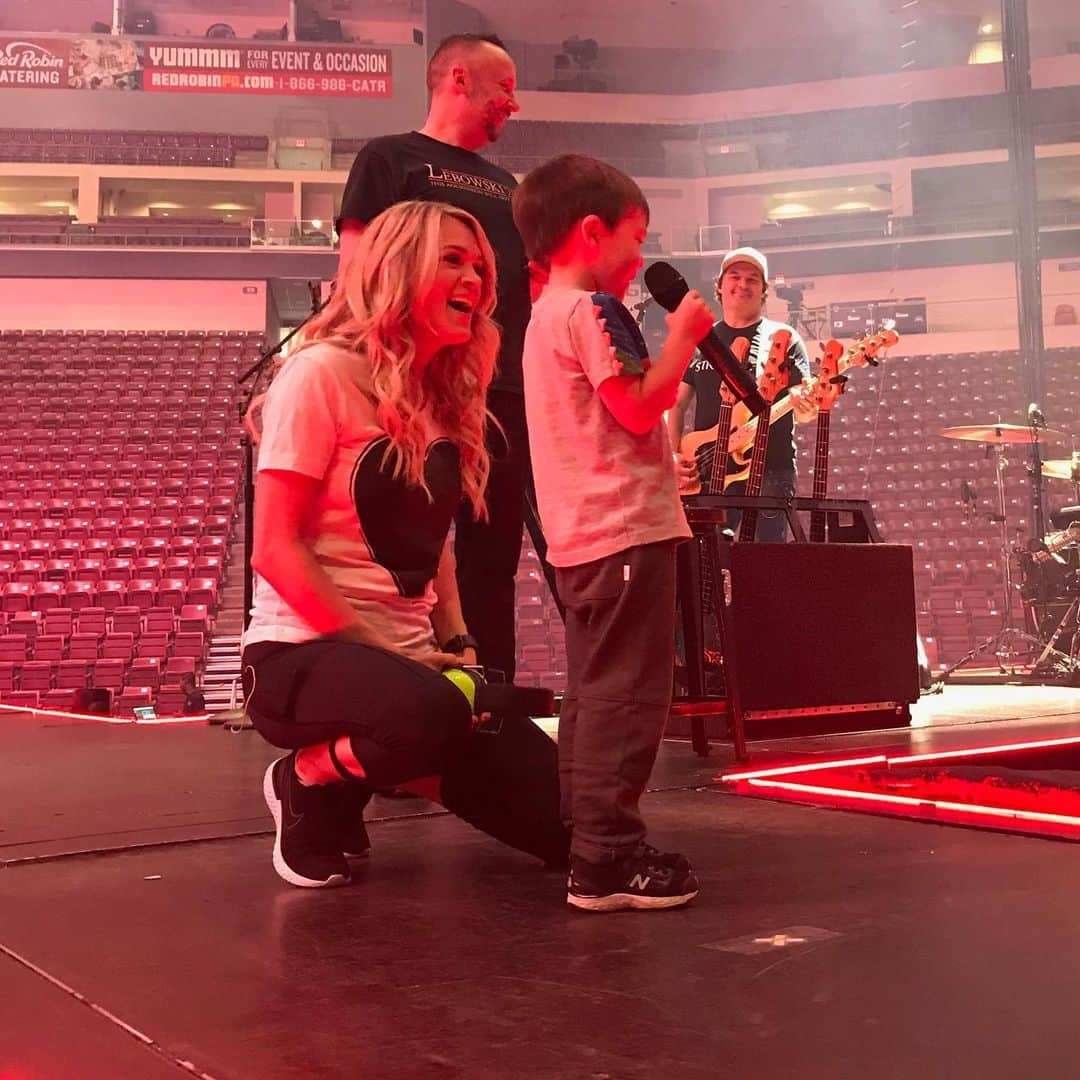 キャリー・アンダーウッドさんのインスタグラム写真 - (キャリー・アンダーウッドInstagram)「Had some extra special help with sound check today, so tonight’s show is bound to sound amazing!!! 😍🎶🎤」6月14日 5時41分 - carrieunderwood