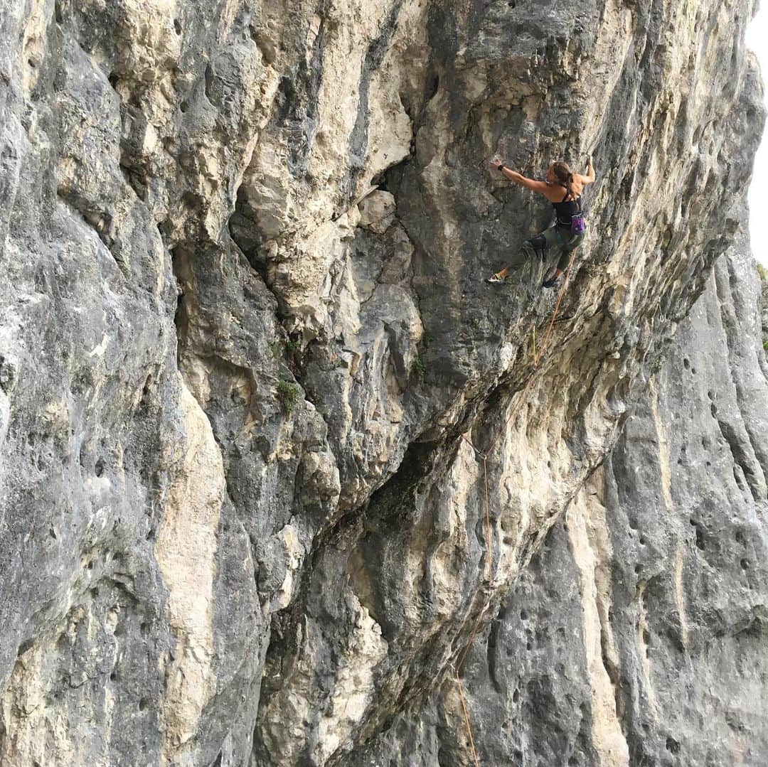 アンナ・シュテールのインスタグラム：「Yesterday my sister @ursulastoehr and I went for an afterwork climbing session at our local crag ‚Chinamauer‘. We had the whole cliff to ourselves and as the wind picked up Ursula crushed her project ‚Indian summer‘ 8b. It was supercool to watch her execute all these powerful moves and hear her scream of joy at the end of this day.  Looking forward to many more sister-climbing-sessions!!!!」