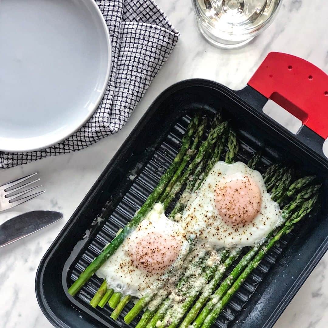 UchiCookのインスタグラム：「Steam + Grilled over-easy eggs on top of asparagus. A perfect combination at any time of the day 😋  Find easy and healthy recipes like this one on our site: www.uchicook.com/recipes/ ♨ __ #uchicook #steamgrill #homechef #kitchentools #kitchenware #cookware」