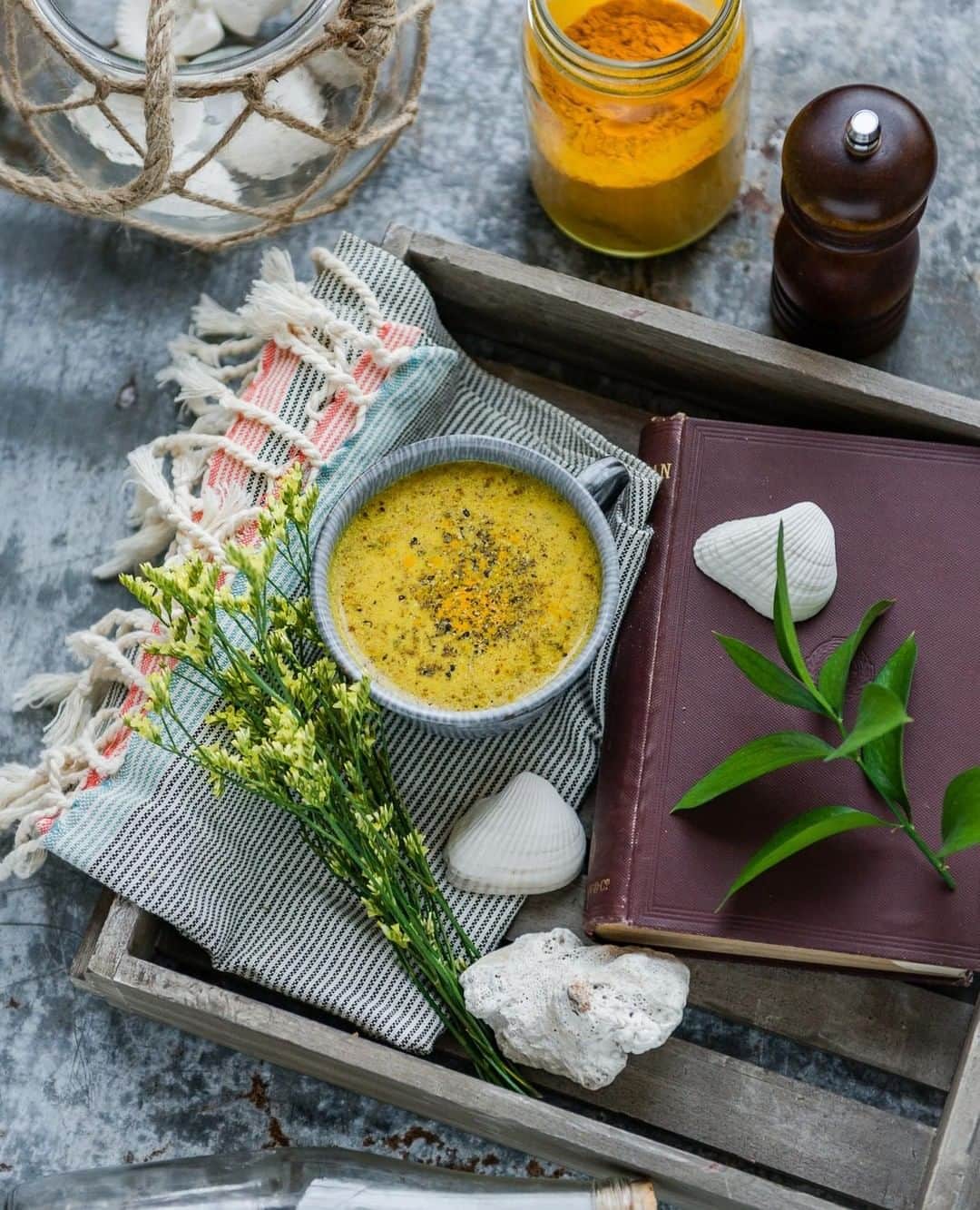 Simple Green Smoothiesさんのインスタグラム写真 - (Simple Green SmoothiesInstagram)「Get ready for your favorite new night time drink with my Turmeric Tea Recipe that you can make in 5 minutes or less!⠀ ⠀ #turmeric #metabolism」6月14日 5時55分 - simplegreensmoothies