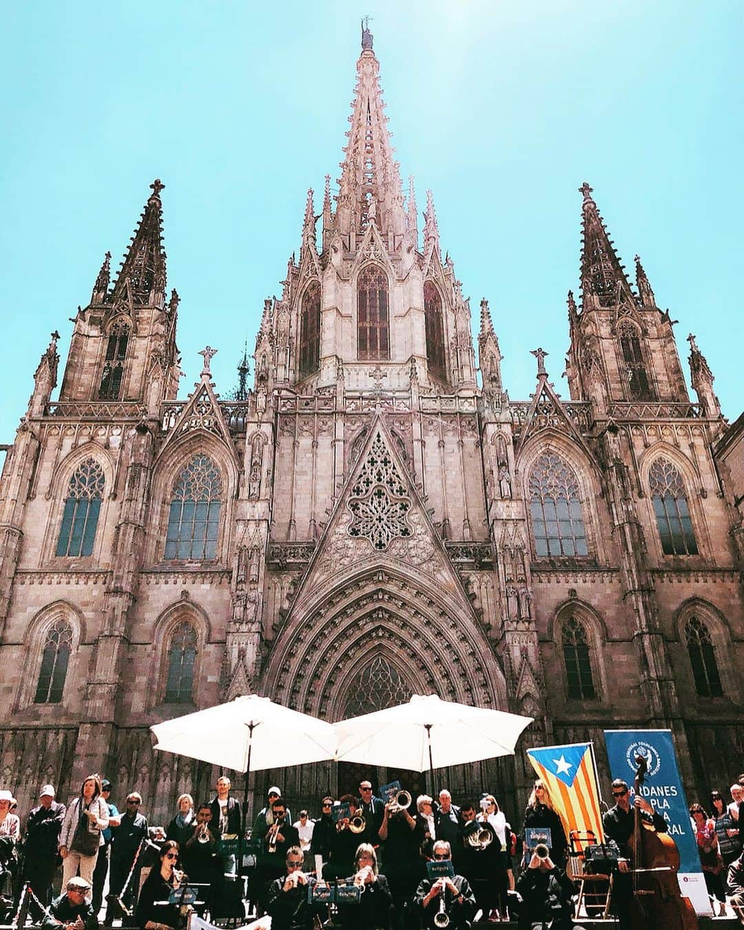 相知明日香さんのインスタグラム写真 - (相知明日香Instagram)「🇪🇸 | Barcelona | SPAIN . La Catedral de la Santa Creu i Santa Eul alia. . バルセロナで最も古い建築物のひとつ サンタエウラリア大聖堂⛪️ 日曜日だったので カテドラルの前でカタルーニャの民族音楽 そして民族舞踏「サルダーナ」も見れました🙈✨ バルセロナ。街の雰囲気が明るくて素敵🌼 この日はdualisメンバーとスタッフさん揃って観光しました🇪🇸 . #あすかの旅スタinSPAIN #あすかの旅スタinSunPrincess #JTBSUNPRINCESSWORLDCRUISE2019 #SunPrincess #WorldCruise #Cruise #JTB #Barcelona#SPAIN#Travel#Traveler#Violinist#Artist#love#happy#相知明日香#旅するヴァイオリニスト#旅#旅行#ヴァイオリン#音楽#サンプリンセス#クルーズ#スペイン#バルセロナ#🇪🇸#サンタエウラリア大聖堂#カテドラル」6月14日 5時59分 - asukalohappy