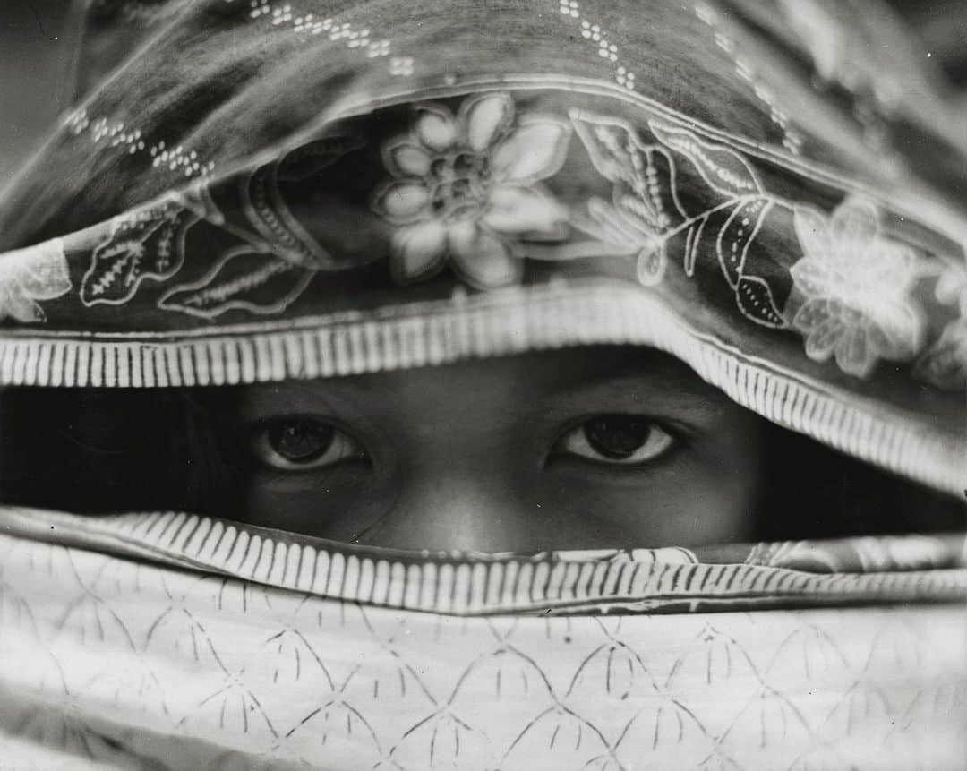 National Geographic Creativeさんのインスタグラム写真 - (National Geographic CreativeInstagram)「Photo by Maynard Owen Williams | A young woman native to Gorontalo, Indonesia peeks through her veil. This image was captured in January 1937. #ThrowBackThursday #BlackAndWhite #Indonesia」6月14日 6時07分 - natgeointhefield