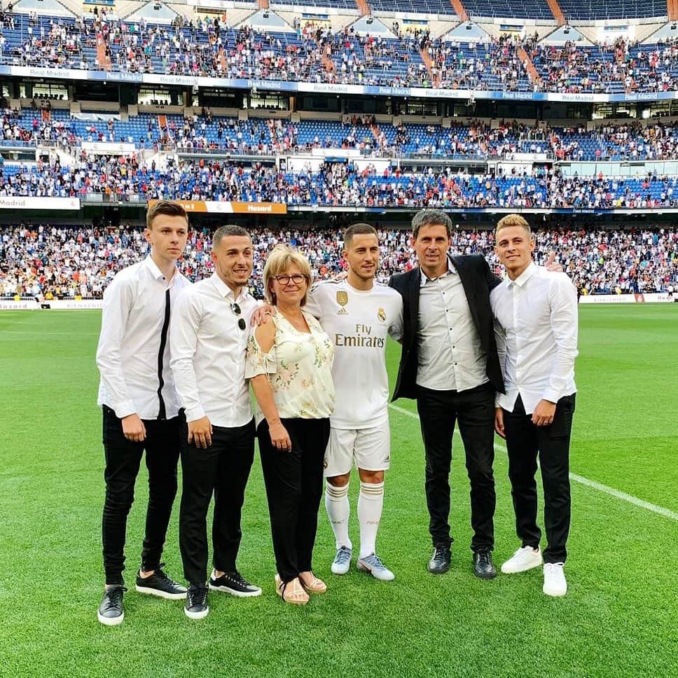 エデン・アザールさんのインスタグラム写真 - (エデン・アザールInstagram)「Thank you for this unforgettable day my new Real Madrid fans! #HalaMadrid  Merci pour cette journée inoubliable mes nouveaux fans du Real! #halamadrid」6月14日 6時08分 - hazardeden_10