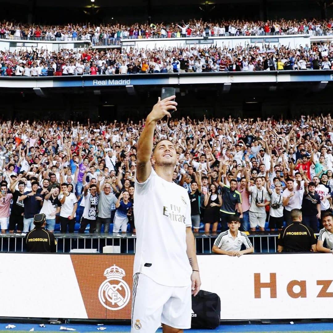 エデン・アザールさんのインスタグラム写真 - (エデン・アザールInstagram)「Thank you for this unforgettable day my new Real Madrid fans! #HalaMadrid  Merci pour cette journée inoubliable mes nouveaux fans du Real! #halamadrid」6月14日 6時08分 - hazardeden_10