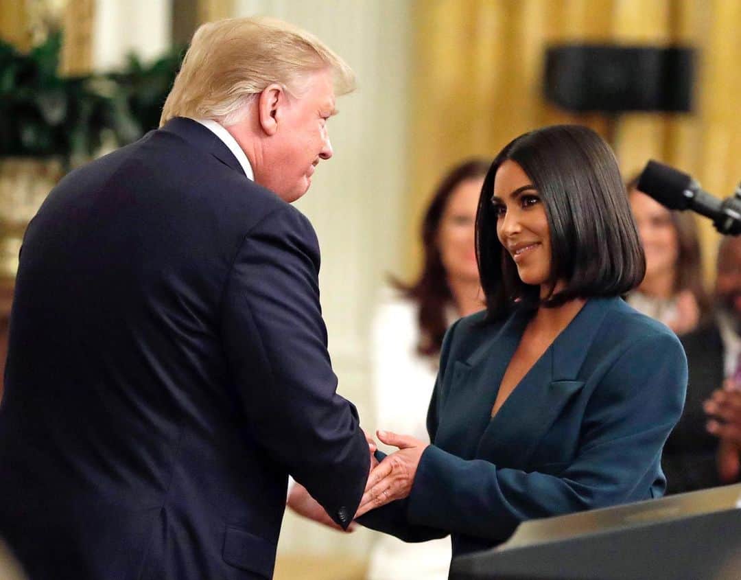 NBC Newsさんのインスタグラム写真 - (NBC NewsInstagram)「President #Trump shakes hands with #KimKardashian West, who spoke at the White House Thursday afternoon to during an event for criminal justice reform. . 📷 @evanvucci / @apnews」6月14日 6時19分 - nbcnews