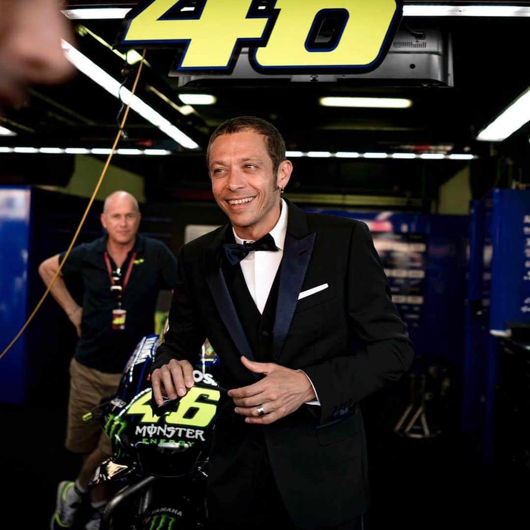 のインスタグラム：「Un elegante saluto dal Montmeló 🤵🏼 📸 @falex79 @camilss  #motogp70years」
