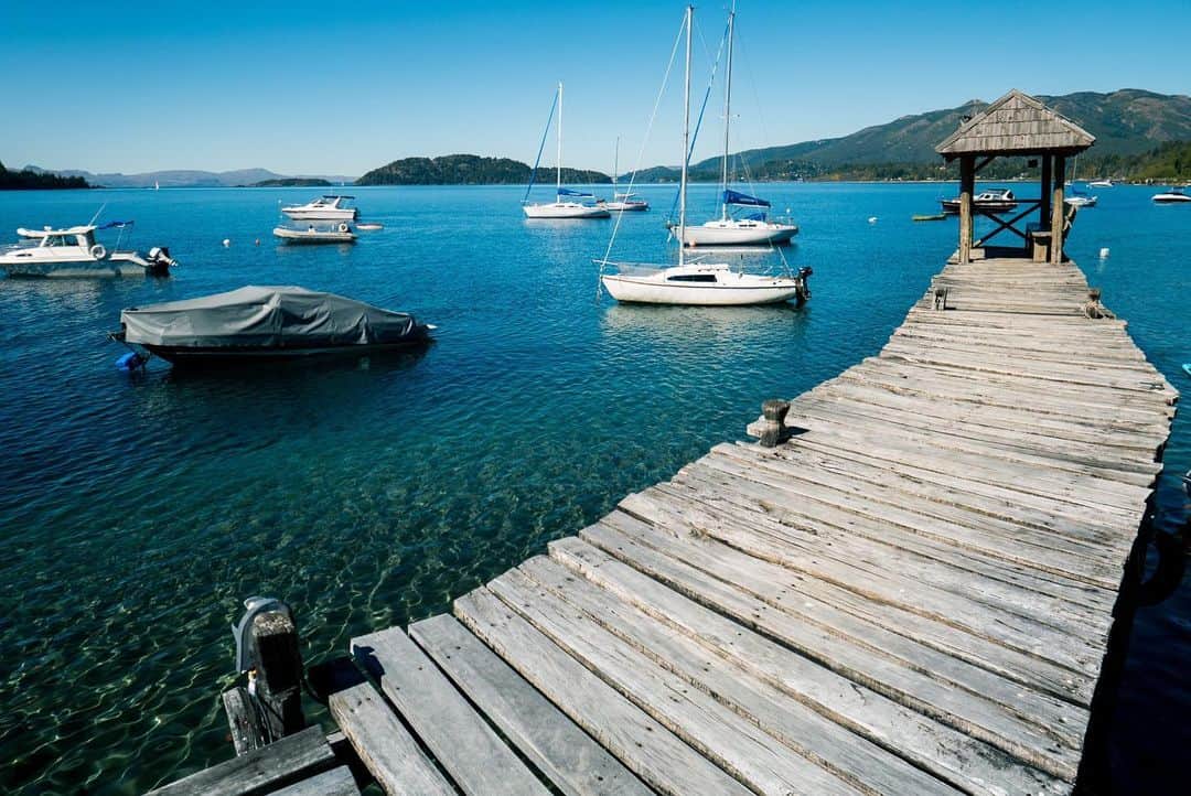 Rosetta Stoneさんのインスタグラム写真 - (Rosetta StoneInstagram)「These docks are the perfect spot for a serene #RosettaSessions (Nahuel Huapi Glacial Lake, Bariloche, Argentina) 📷 @murielrebora . . . #Bariloche #Argentina #NahuelHuapi #Lake #Docks #Serene #Summer #LearnSpanish #SpeakSpanish #Spanish #Languages #LearnLanguages」6月14日 6時21分 - rosettastone