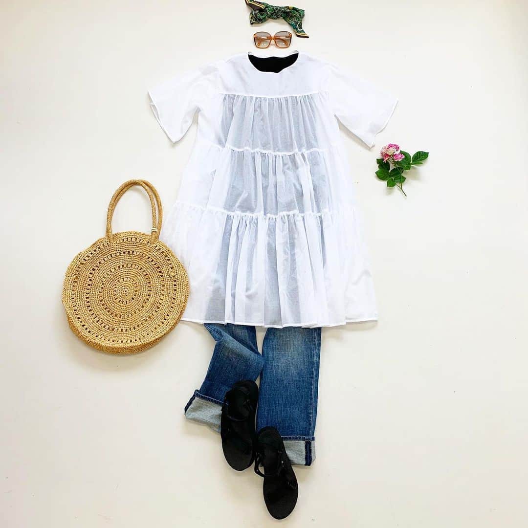 のインスタグラム：「夏🏝のリゾートシーンを 彩る、ドレス👗出来ました 只今、ご注文受付中👍❤️ 【779】 ・ ・  #sewing #手作り #型紙#ハンドメイド大人服#クルールパターンファブリック#洋裁#シンプルコーデ#instafashion#ファッション#coordinate #code#今日コーデ#handmadeclothes#夏コーデ#大人カジュアル #mamacoordinate #ママコーデ #instasewing#handmadewardrobe#スポサン#テバ  #置き画#置き画くら部」