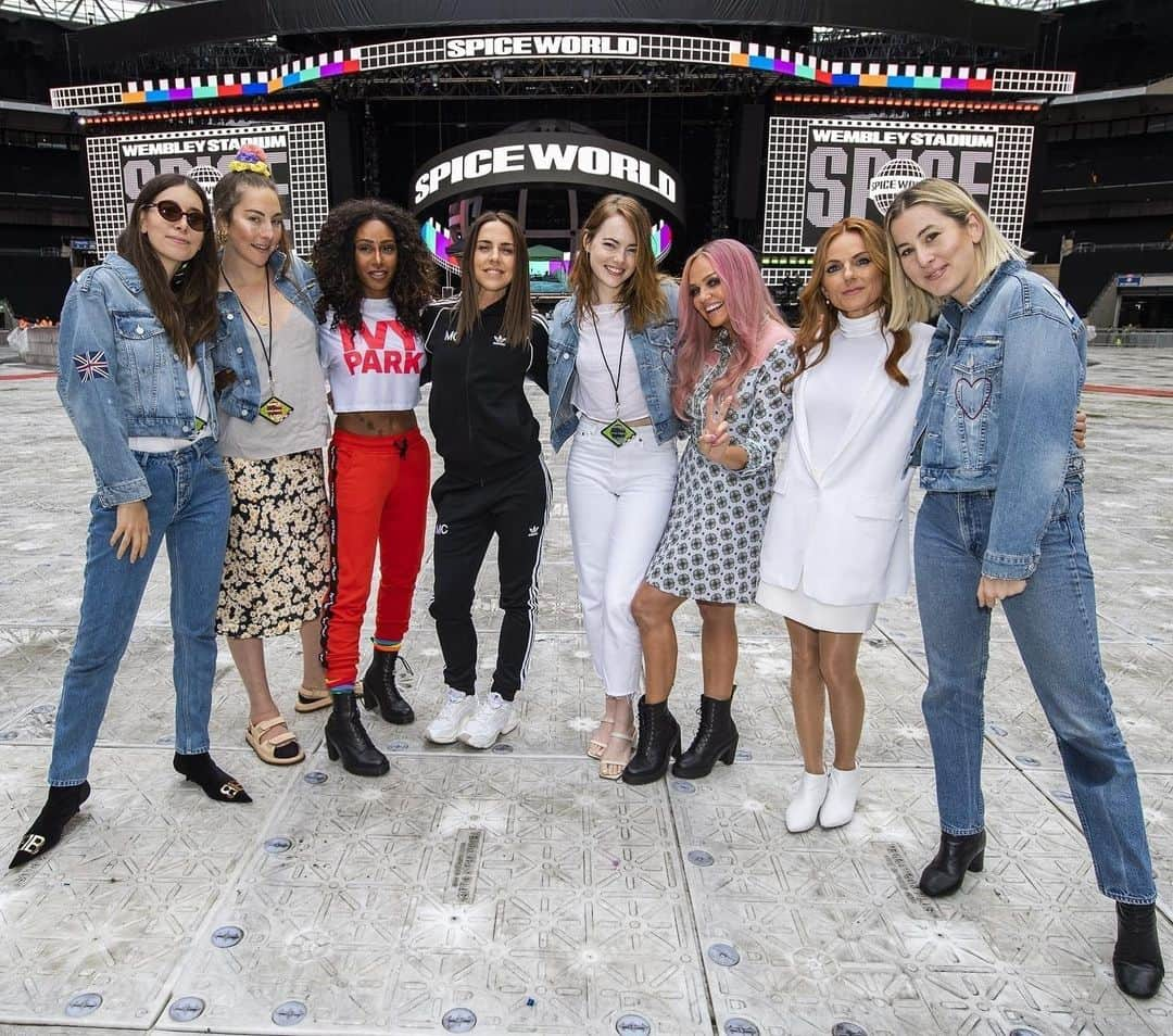 Just Jaredさんのインスタグラム写真 - (Just JaredInstagram)「Superfan Emma Stone and @haimtheband meet the @spicegirls before their sold-out concert! Tap this photo at the link in bio to find out more. #EmmaStone #HAIM #SpiceGirls #SpiceWorld2019 Photo: Backgrid」6月14日 6時24分 - justjared