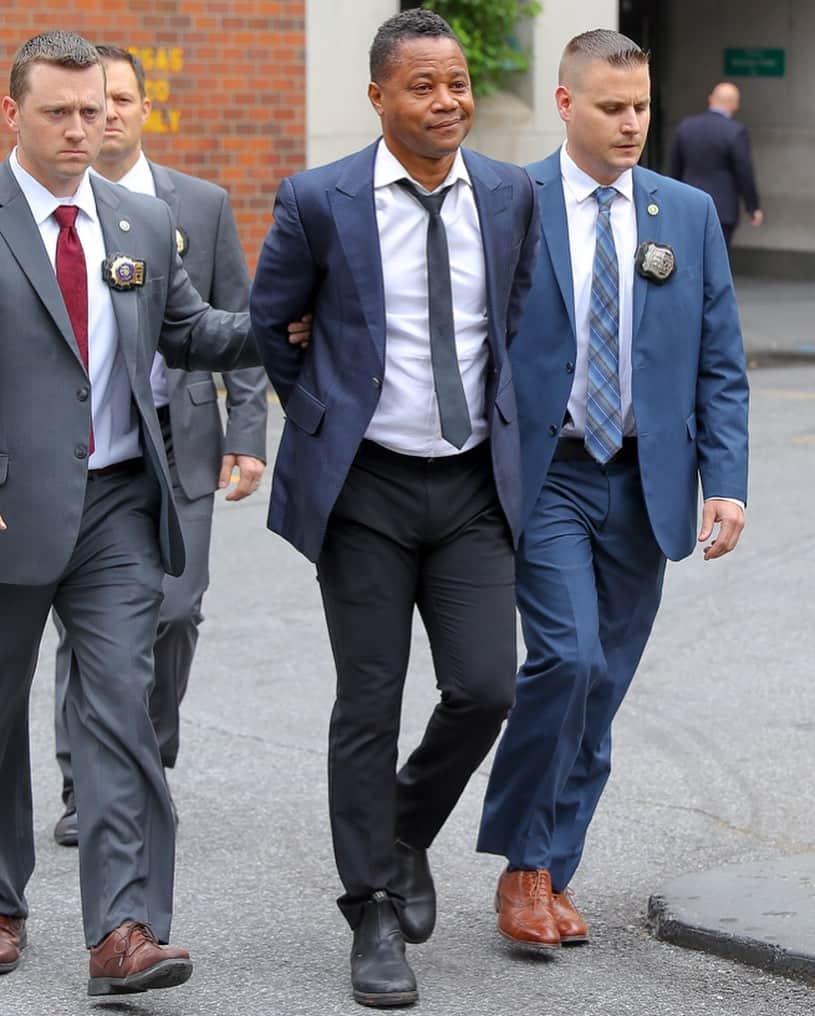 Just Jaredさんのインスタグラム写真 - (Just JaredInstagram)「Cuba Gooding Jr. leaves a New York City precinct in handcuffs after turning himself in to authorities. Tap this photo at the link in bio to learn about the charges he is facing. #CubaGoodingJr Photo: Splash」6月14日 6時29分 - justjared