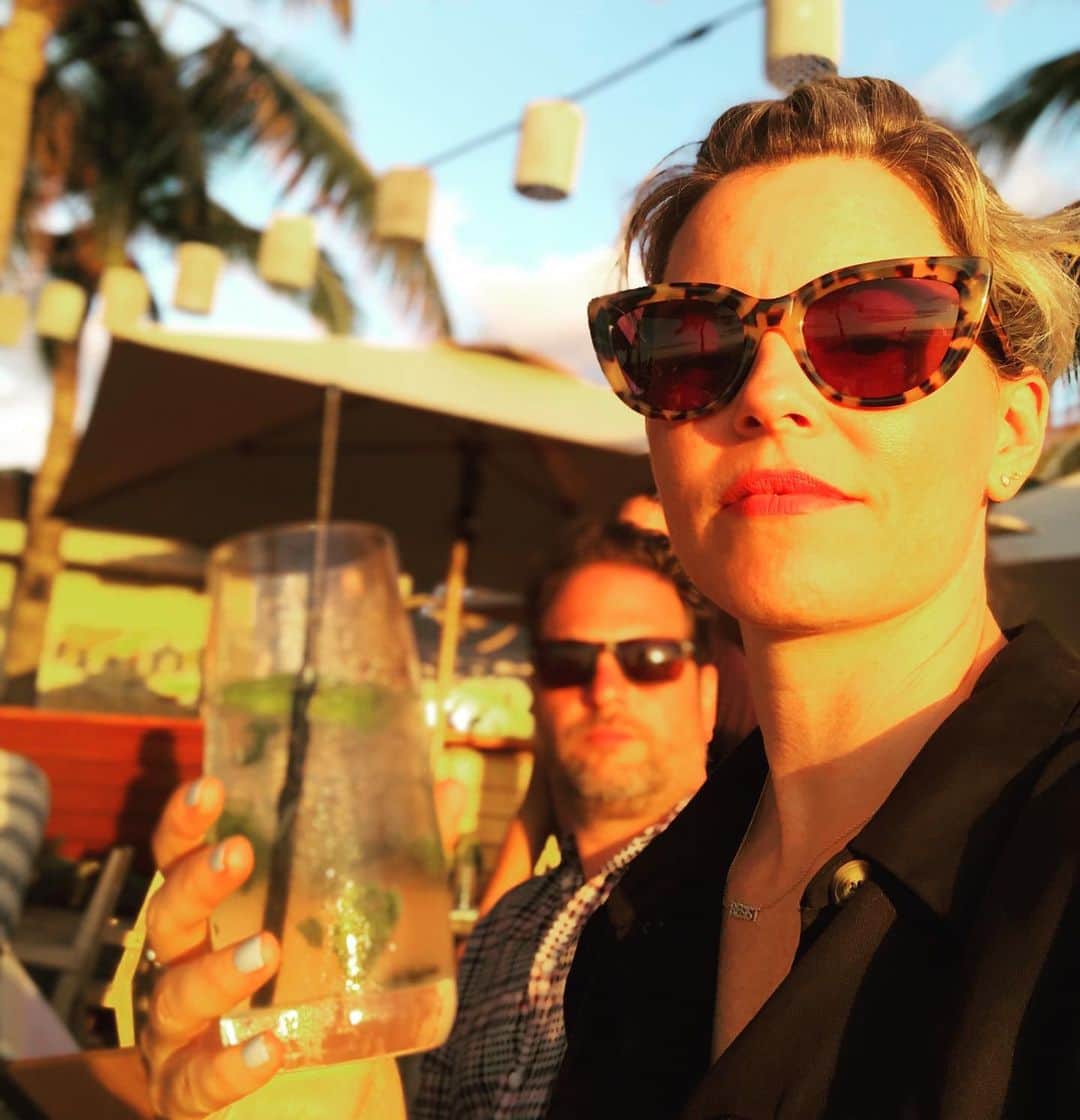 エリザベス・バンクスさんのインスタグラム写真 - (エリザベス・バンクスInstagram)「Sunset selfie w @maxhandelman photobomb. #islandlife🌴」6月14日 8時03分 - elizabethbanks