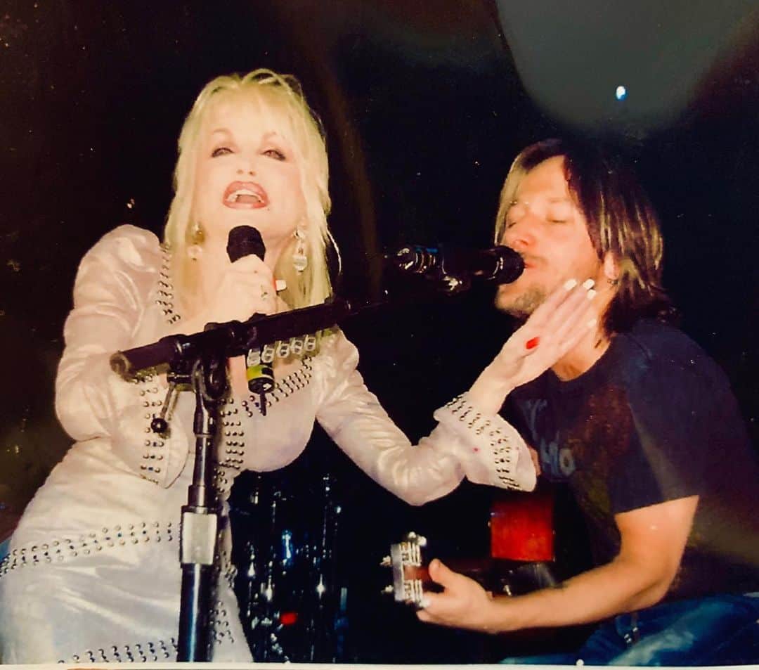 キース・アーバンのインスタグラム：「#WeWere singin Jolene while @DollyParton checked if I’d shaved correctly!!!! - KU #TBT」