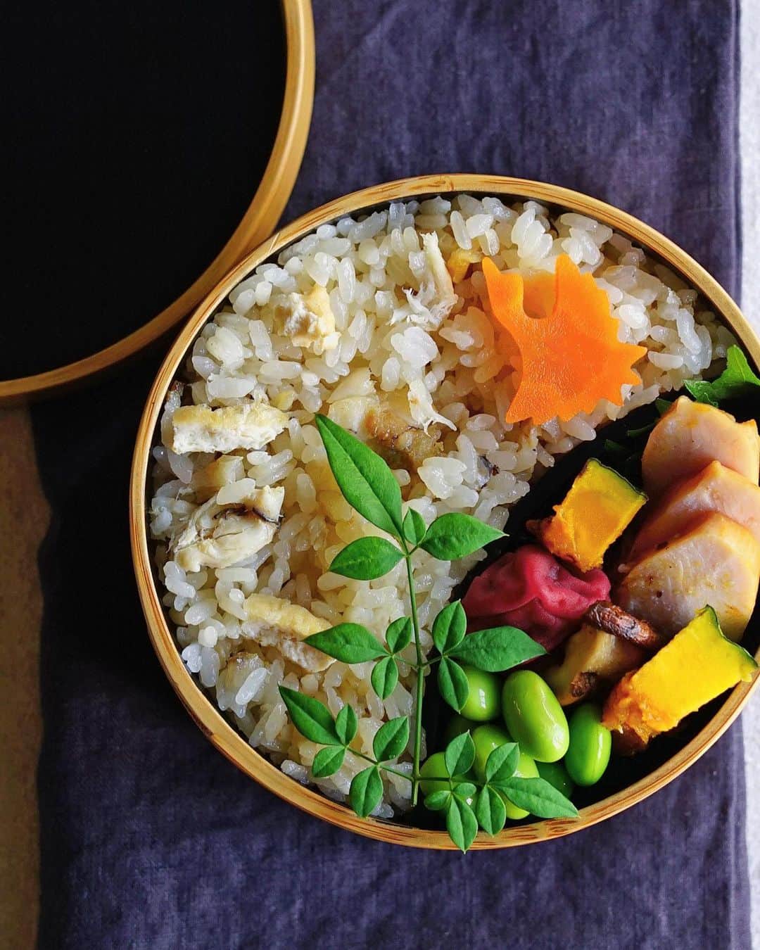Ryoko Yunokiのインスタグラム：「+ + + “Tai-meshi”, cooked red snapper rice bento/鯛めし弁当 . *Tai-meshi, cooked red snapper rice *smoked chicken *grilled acorn squash and shiitake mushroom *edamame, umeboshi . ＊鯛めし ＊スモークチキン ＊南瓜と椎茸のグリル ＊枝豆、梅干し . . “Tai-meshi”, cooked red snapper rice is cooked with red snapper fillet, abura-age, soy sauce, sake and kombu seaweed. + + + #bento #お弁当 #丸の内弁当 #f52grams #曲げわっぱ」