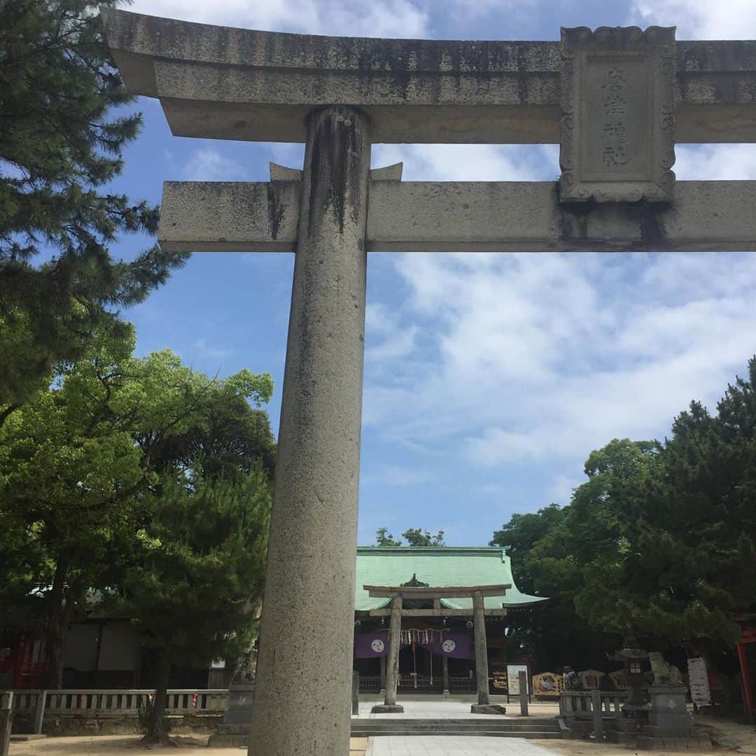 坂東亀三郎さんのインスタグラム写真 - (坂東亀三郎Instagram)「今回は ちょっくら足を伸ばして 佐賀県唐津市の唐津神社へ。  狛犬さんが襟巻きしていると思ったら御神籤が結び付けられていました。因みに御神籤はやりません。  手水鉢の形が独特ですねー。  次回は虹の松原周辺をさんぽしてみたいっす！ . . . #御朱印 #御朱印帳 #唐津神社 #彦印帳 #歌舞伎 #音羽屋 #歌舞伎役者 #彦三郎 #坂東彦三郎 #九代目 #歌舞伎部 #otowayabando #彦さんぽ コメントはお気軽に📝 ランダムに返信しまっせ✍️ .  御朱印、20印目となりました。 ありがたやありがたや。」6月14日 8時00分 - otowayabando