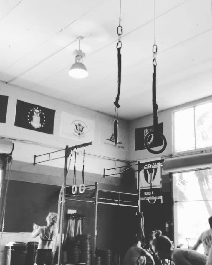 ザッキー・ヴェンジェンスのインスタグラム：「Working on some new ring flows for circuits. 🏖♻️💪🏻🤙🏻#rings #muscleup #kailua #tattoos #noshirt #fitness #musician #crossfit #oahu #luckywelivehi」