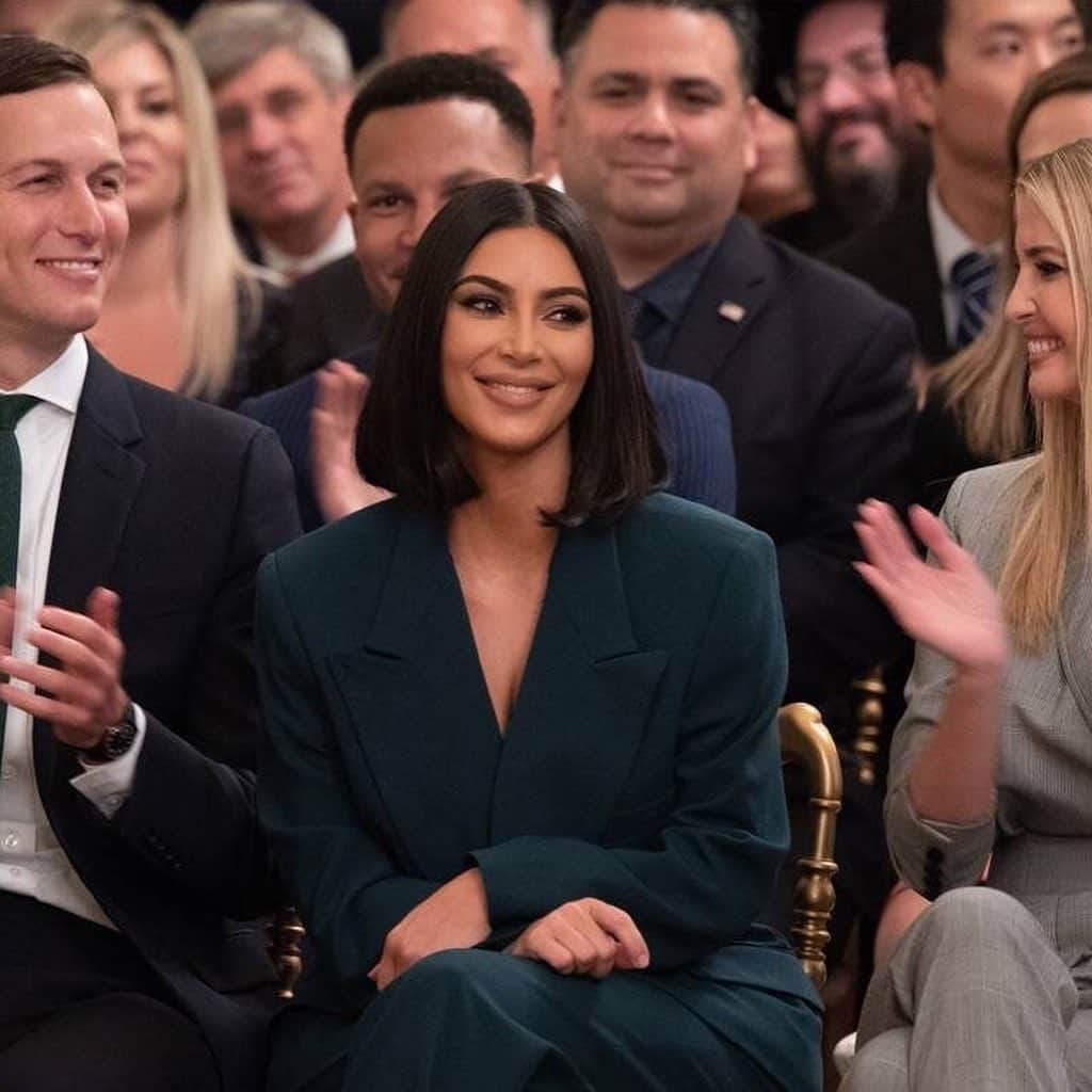 E! Onlineさんのインスタグラム写真 - (E! OnlineInstagram)「Here’s the 🍵 you missed while Instagram was down: Kim Kardashian returned to the White House, #JerseyShore's Angelina Pivarnick opened up about her weight loss journey, and Amanda Knox went back to Italy for the first time since being released from prison. Link in bio! (📷: Getty Images/Shutterstock)」6月14日 8時09分 - enews