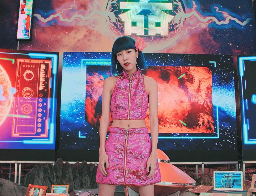 草野絵美のインスタグラム：「前前前世の記憶は 　まとめてみんなで電脳化 🧠⚡️ The memories of your past life will be gathered and digitalized🤯✨ #linkinbio👆 . . #NEWWORLDBANZAI #新世界BANZAI #satelliteyoung #器」