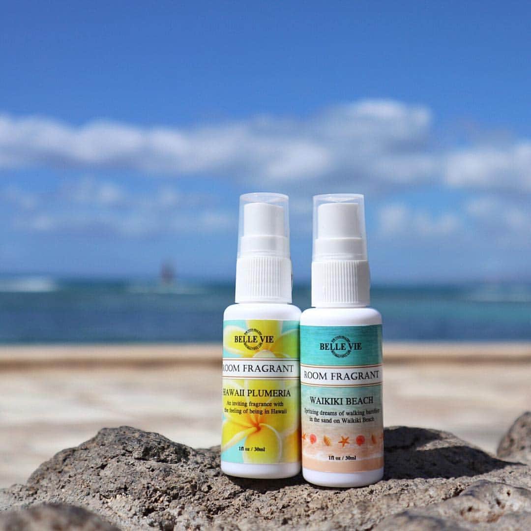 のインスタグラム：「ハワイの香りのルームフレグラント﻿ ミニサイズ（30ml）✨﻿ ﻿ ハワイを代表する花プルメリアの香りと﻿ ソープ系爽やかなワイキキビーチの香り🏝﻿ ﻿ シュッとひと吹きで、﻿ お部屋がハワイアンテイストに💕﻿ ハワイラバーはマストハブアイテムです🤙﻿ ﻿ カバンに入るこのサイズは﻿ 携帯用やお試し用としてはもちろん、﻿ お土産にもぴったり😘﻿ ﻿ たっぷり使える180mlサイズもご用意しています❣️﻿ ﻿ ﻿ ﻿ ﻿ ﻿ ﻿ ﻿ ﻿ #belleviehawaii #hawaii﻿ #waikiki #waikikibeach﻿ #aloha #honolulu﻿ #plumeria #fragrance﻿ #hawaiilife #honoluluhawaii﻿ #ハワイ #ベルヴィー﻿ #ハワイ旅行 #ハワイ好き﻿ #ハワイ大好き #アロハ﻿ #プルメリア #ハワイ写真﻿ #ハワイ土産 #ハワイ雑貨﻿ #ワイキキ #ワイキキビーチ﻿ #ホノルル #ハワイ生活﻿ #ハワイ好きな人と繋がりたい」