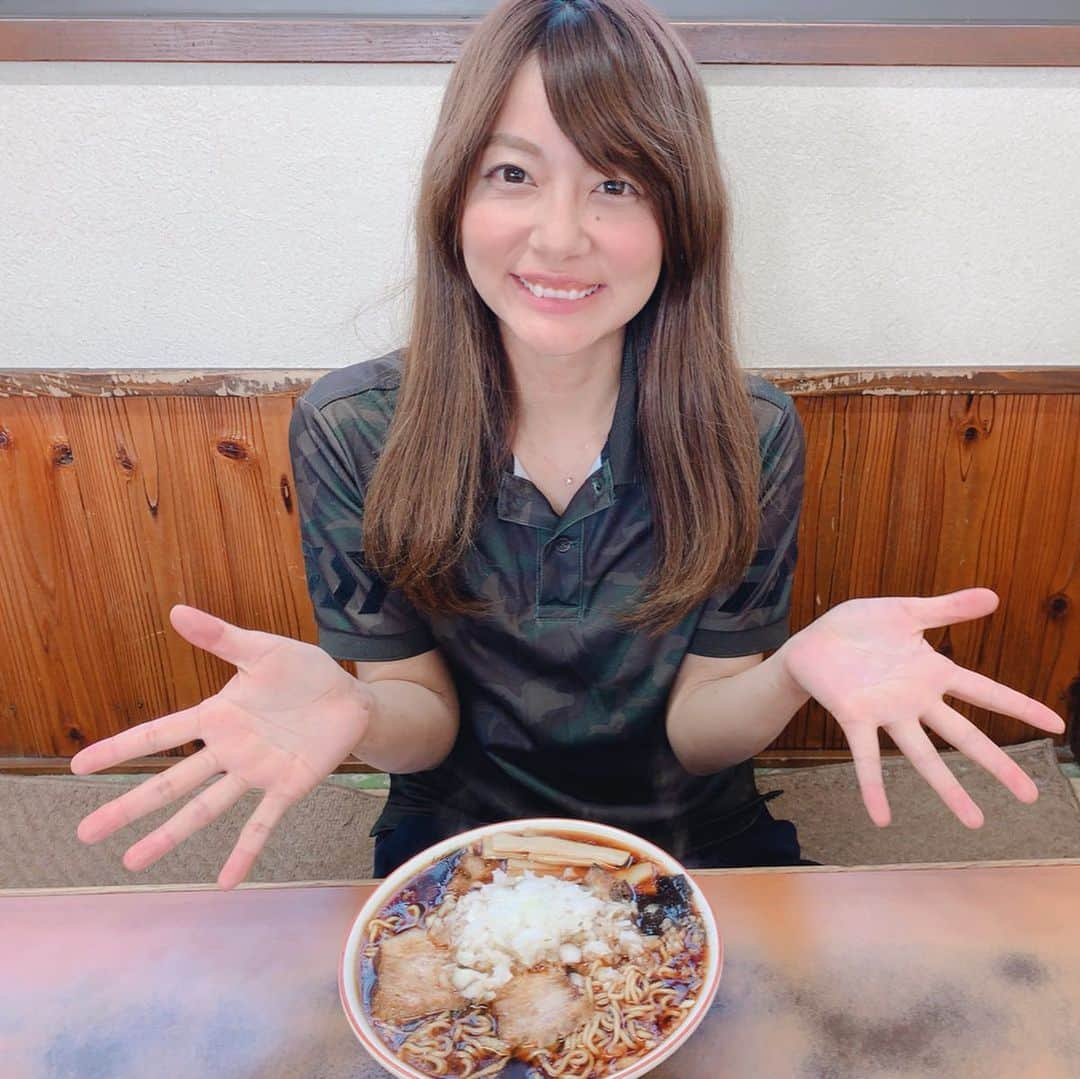 晴山由梨さんのインスタグラム写真 - (晴山由梨Instagram)「釣り帰りに竹岡ラーメンへ🍜 普通盛り（玉ねぎトッピング）でこのボリューム！！！！！ 肉厚なチャーシューは味がよく染みてて美味しかった💛 . スープはチャーシューの煮汁をお湯で割っただけというかなり独特な感じ⚡️でも不思議と箸が進んじゃう😋🥢 . #竹岡ラーメン #梅乃屋 #ご当地ラーメン」6月14日 8時15分 - hareyama_yuri