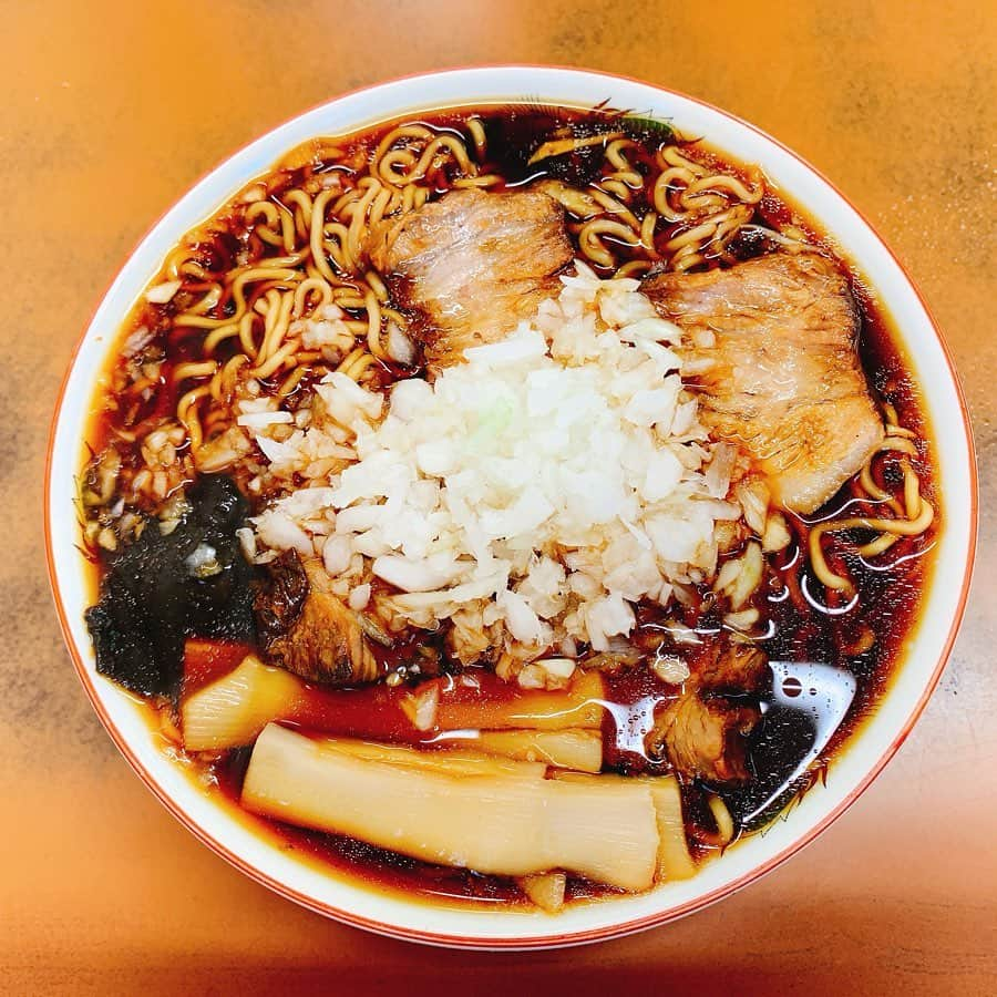 晴山由梨さんのインスタグラム写真 - (晴山由梨Instagram)「釣り帰りに竹岡ラーメンへ🍜 普通盛り（玉ねぎトッピング）でこのボリューム！！！！！ 肉厚なチャーシューは味がよく染みてて美味しかった💛 . スープはチャーシューの煮汁をお湯で割っただけというかなり独特な感じ⚡️でも不思議と箸が進んじゃう😋🥢 . #竹岡ラーメン #梅乃屋 #ご当地ラーメン」6月14日 8時15分 - hareyama_yuri