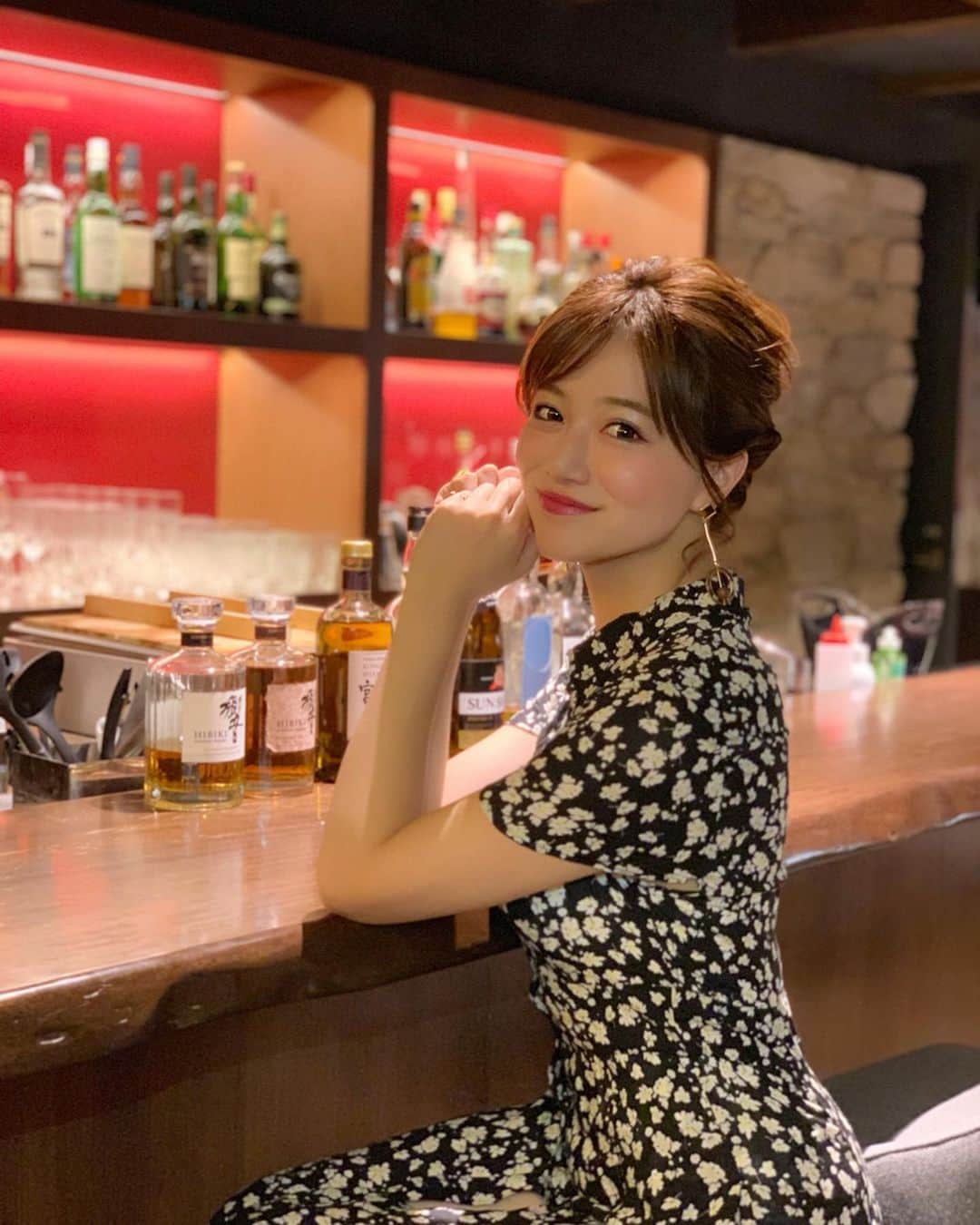 石井里奈さんのインスタグラム写真 - (石井里奈Instagram)「おはよん☺️✨ . 今朝の投稿は、Huluで私が今一番ハマってる海外ドラマ✨NYガールズ・ダイアリー 大胆不敵な私たち✨風な1枚❤️ . お仕事も恋愛も頑張ってる女性をイメージしてみました🤔✨笑 . 憧れのニューヨークを舞台に、人気女性誌の編集部で働く20代女子3人の日々の奮闘と成長を描くドラマ🎥 . キャリアも恋も100％で追いかける、現代の働く女性を等身大にしたストーリに共感の嵐🌪❤️笑 . もちろんファッションやヘアメイク、NYの街並みも、とっても可愛くてそこも見てて楽しいし、まさに現代版SATC‼️ . キャリアも恋もすべてを手に入れようとする、大胆で挑戦的な女の子たちに 私も頑張らなきゃって気持ちにさせてくれるのだ☺️😘❤️ . そしてなんと！今日6/14(金)からシーズン3が配信スタート😳シーズン1からずっと見てるから、すっごくこの日を待望していました笑 . 今日早く仕事終わらせて、おうちでゆっくりHuluしよっと😘📺✨ . さてさて今日も、恋も仕事も全力でがんばりましょ💕 . #NYガールズダイアリー #海外ドラマ #Hulu #ドラマ好き #ny #newyork #ニューヨーク #恋愛 #仕事 #ny好き #海外ドラマ好き #love #pr #fashion #makeup #drama #ドラマ #girls #satc #sexandthecity #バー #大胆 #ロマンス #bar #night #nightout #デート #date #彼女とデートなうに使っていいよ #アメリカ」6月14日 8時15分 - ri7tin1025