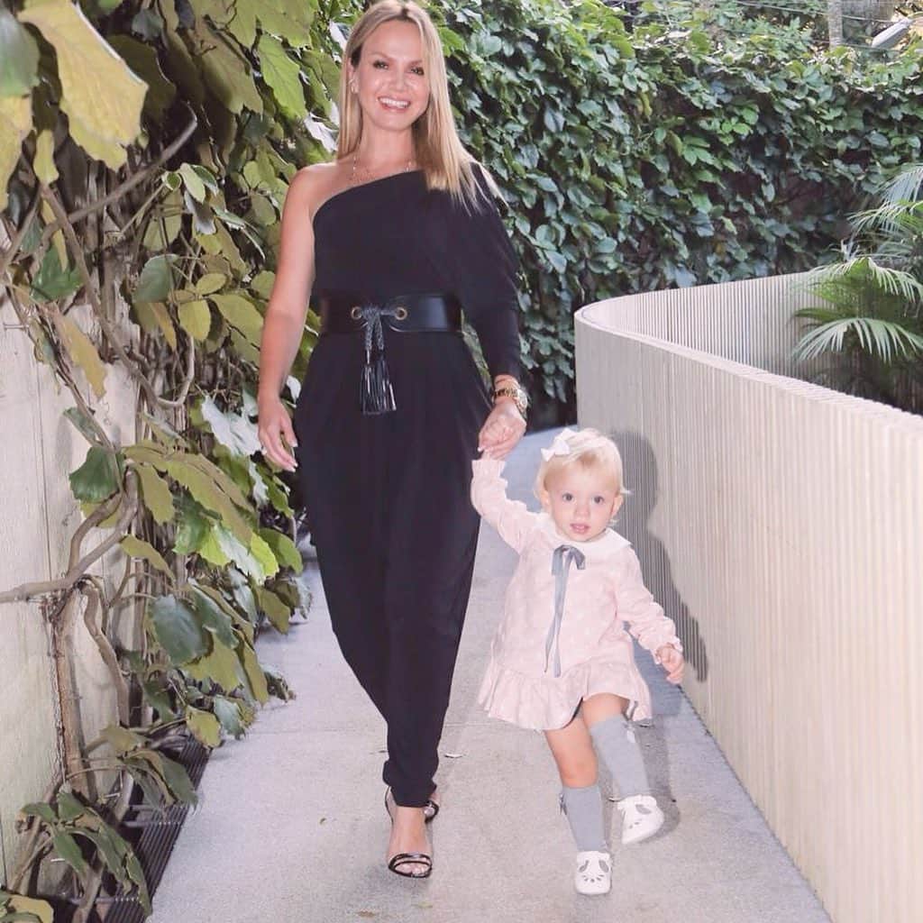 Eliana Michaelichin Bezerraのインスタグラム：「Filha vc já está acompanhando a mamãe nas festas?! 😊 O tempo tá passando rápido demais. Obrigada meu Deus por este milagre em nossas vidas. #familiafeliz #maedemenino #maedemenina #papaifeliz #mamaefeliz #mariapassanafrente #manuelamrseminstagram @agenciabrazilnews」