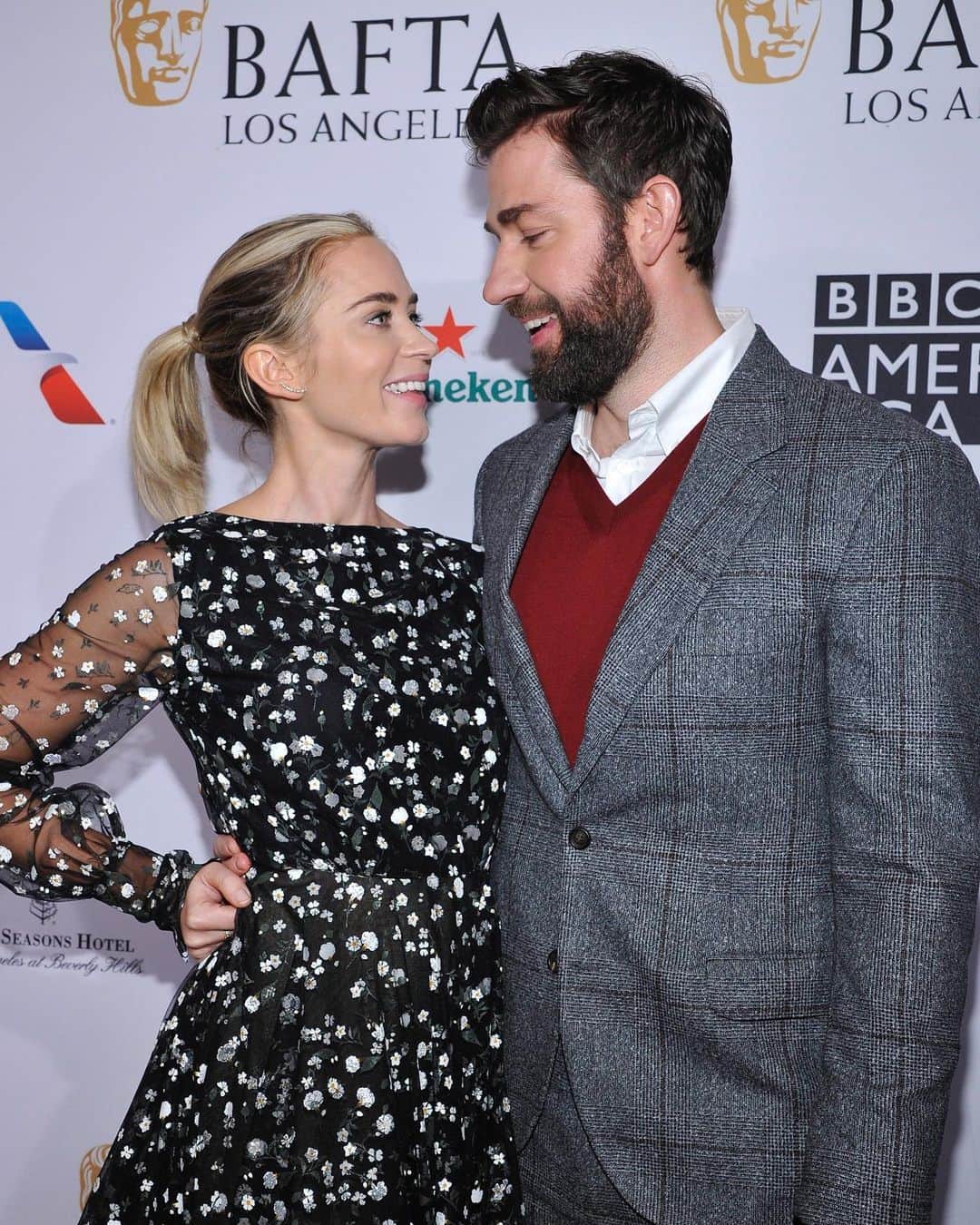 E! Onlineさんのインスタグラム写真 - (E! OnlineInstagram)「Instagram was a quiet place for a while, so we did what any social media editor would do: Browse the internet for cute photos of John Krasinski and Emily Blunt. (📷: Getty Images)」6月14日 8時20分 - enews