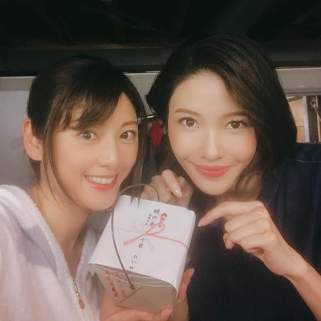 原史奈さんのインスタグラム写真 - (原史奈Instagram)「無事に初日幕が開きましたー！ 本当に色々あったからまずはちょっとホッとしました チーム藍は芹沢くんも含めて15人！！ 芹沢くんの送ってくれた動画で気合い入れをしてみんなで飛鳥時代を生きぬきました 本当に愛に溢れたチーム藍大好き💕 今日は休演日 舞台の演出構造上 足に結構負担がかかるみたいで朝起きたらものすごく足が疲れている、、、 明日また頑張るために今日はちょっとゆっくりしよう！ 初日はテツさんからはまい泉のカツサンド♪ ポコちゃんからはお弁当の差し入れが♪ ごちそうさまでしたー！！ #初日#無事幕が開きました#来てくださった皆さんありがとうございました#豪華な差し入れ#ありがとうございごちそうさまでした#また明日から頑張るぞ#原史奈#舞台#暁の帝#池袋シアターグリーン#お申し込みはプロフィール欄から#ゴルフ#ゴルフレッスン#ゴルフ女子#ゴルフ男子#ゴルフ大好き#golf#ゴルフウエア#ゴルフコーデ#ゴルフグッズ#ゴルフ動画#ping#gle#archivio#cuartounited」6月14日 8時32分 - fuminahara