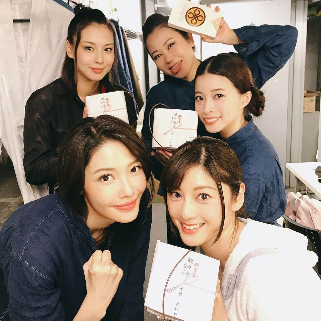 原史奈さんのインスタグラム写真 - (原史奈Instagram)「無事に初日幕が開きましたー！ 本当に色々あったからまずはちょっとホッとしました チーム藍は芹沢くんも含めて15人！！ 芹沢くんの送ってくれた動画で気合い入れをしてみんなで飛鳥時代を生きぬきました 本当に愛に溢れたチーム藍大好き💕 今日は休演日 舞台の演出構造上 足に結構負担がかかるみたいで朝起きたらものすごく足が疲れている、、、 明日また頑張るために今日はちょっとゆっくりしよう！ 初日はテツさんからはまい泉のカツサンド♪ ポコちゃんからはお弁当の差し入れが♪ ごちそうさまでしたー！！ #初日#無事幕が開きました#来てくださった皆さんありがとうございました#豪華な差し入れ#ありがとうございごちそうさまでした#また明日から頑張るぞ#原史奈#舞台#暁の帝#池袋シアターグリーン#お申し込みはプロフィール欄から#ゴルフ#ゴルフレッスン#ゴルフ女子#ゴルフ男子#ゴルフ大好き#golf#ゴルフウエア#ゴルフコーデ#ゴルフグッズ#ゴルフ動画#ping#gle#archivio#cuartounited」6月14日 8時32分 - fuminahara