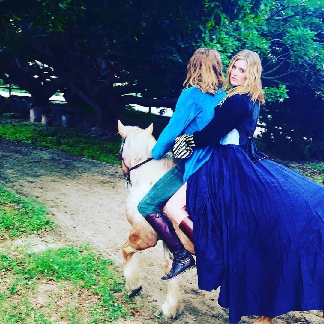 マギー・グレイスのインスタグラム：「Be honest, does this dress make my butt look big ? 🤷🏼‍♀️#tbt #alwaysaTrickquestion #neveranswer #dontevenpause #what?」